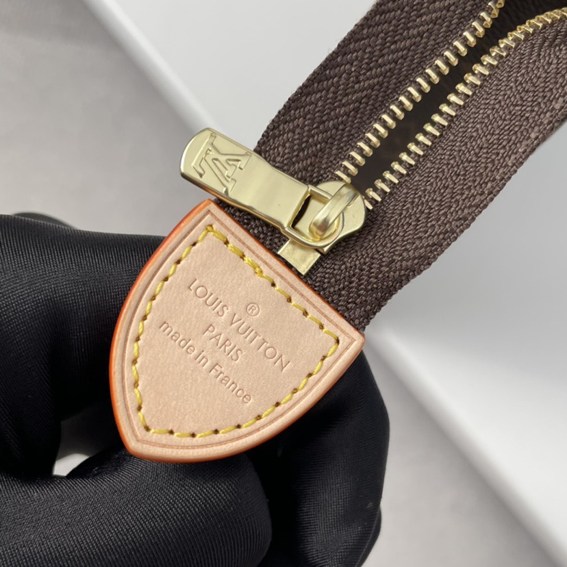 图片[8]-Louis Vuitton 26号盥洗袋。Monogram帆布化妆盒，内部空间宽敞，方便取放物品，可将它轻而易举地放进手袋中。原厂进口皮料，真金电镀24K五金，进口YKK金铜拉链同步，细节完美随意出入海关。尺寸：26×20×5cm-newbee