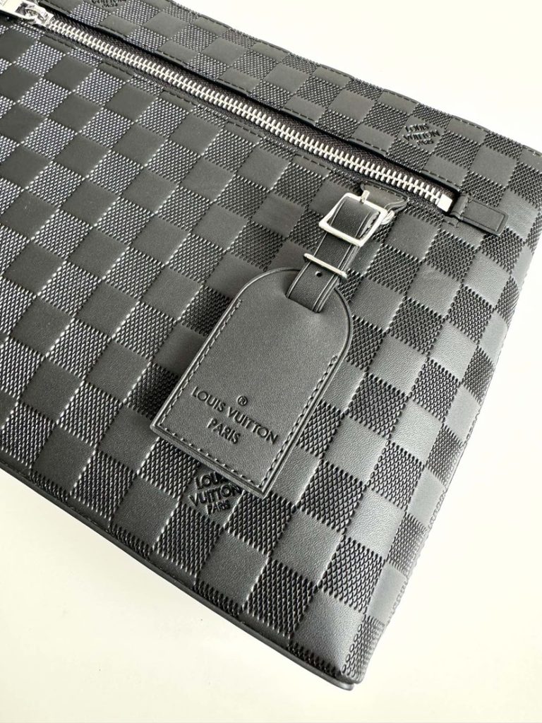 图片[2]-本款 Takeoff 手拿包取材 Damier Infini 皮革，以拉链开启前袋和主隔层。紧凑构型可容纳 ，精巧 D 形环固定皮革名牌，升级当代华美格调，可轻松驾驭正式场合。尺寸：30×22×5cm-newbee