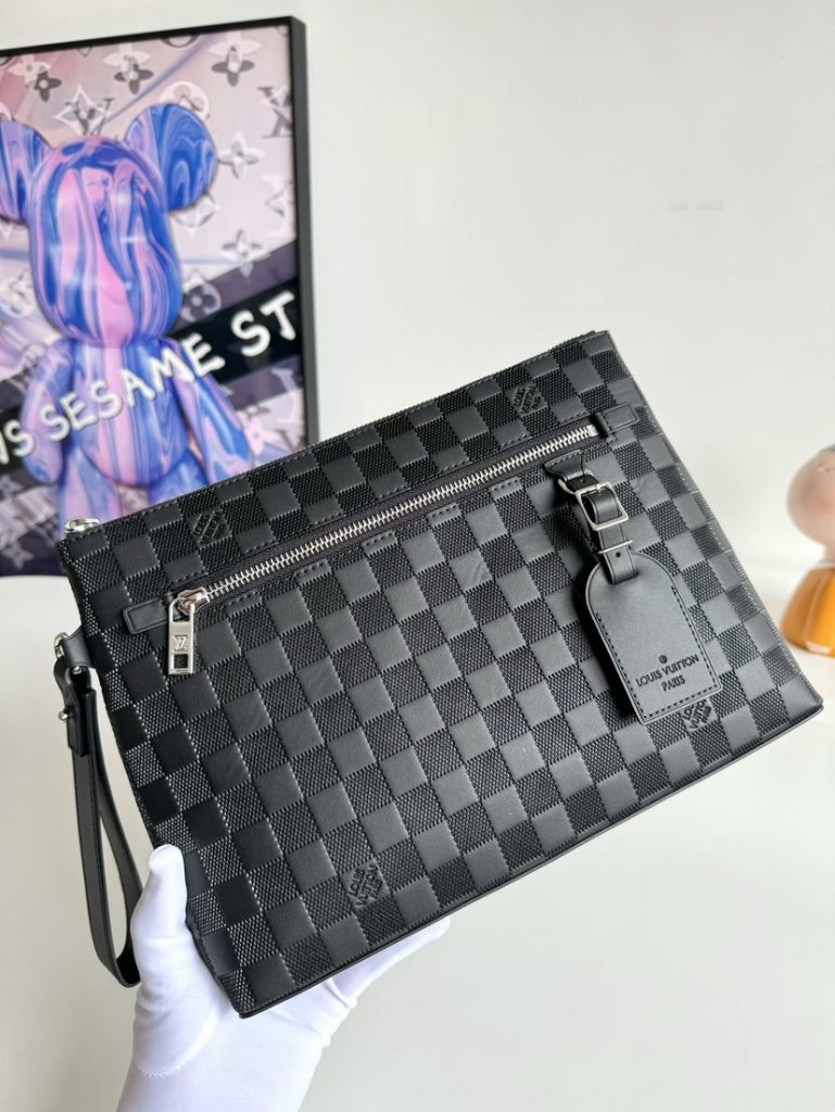 本款 Takeoff 手拿包取材 Damier Infini 皮革，以拉链开启前袋和主隔层。紧凑构型可容纳 ，精巧 D 形环固定皮革名牌，升级当代华美格调，可轻松驾驭正式场合。尺寸：30×22×5cm-newbee