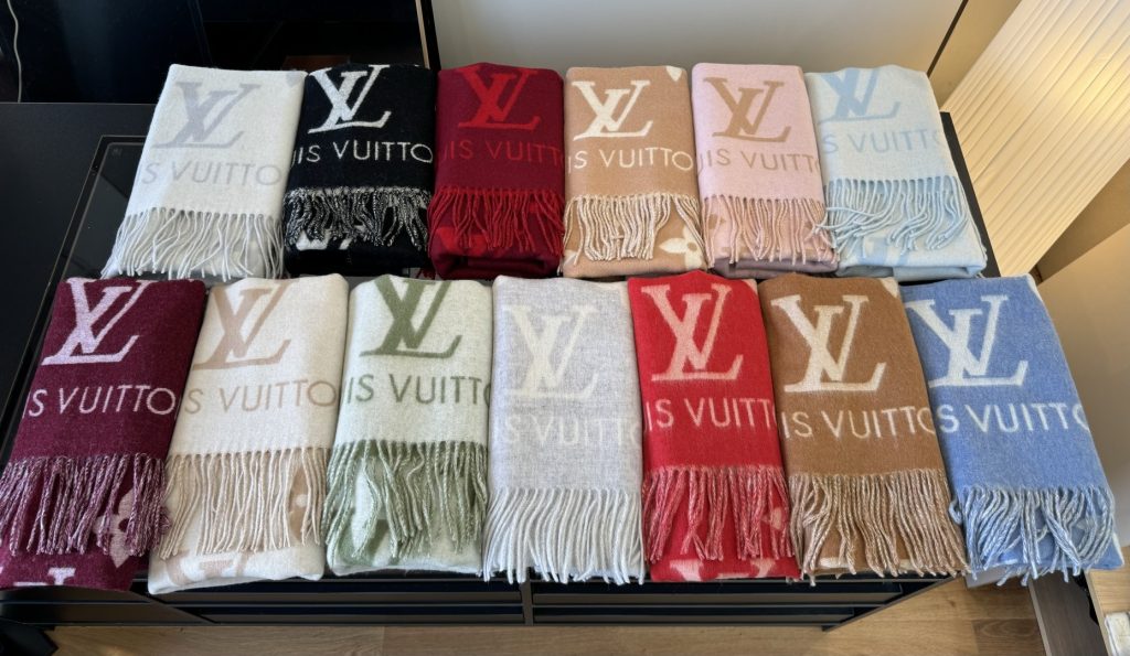 Louis Vitton。霍思燕同款披肩围巾两用！！驴家经典之作！欧美中东国际各大名模女星的挚爱！可以说没有这款围巾的女人就不能说自己喜欢丝巾围巾！驴家的款式一直在更新、但此款是驴家唯一每年更新颜色还各受好捧的款式！真心是百搭时尚又实用！100%羊绒！180*45cm，手感超级柔软！-newbee