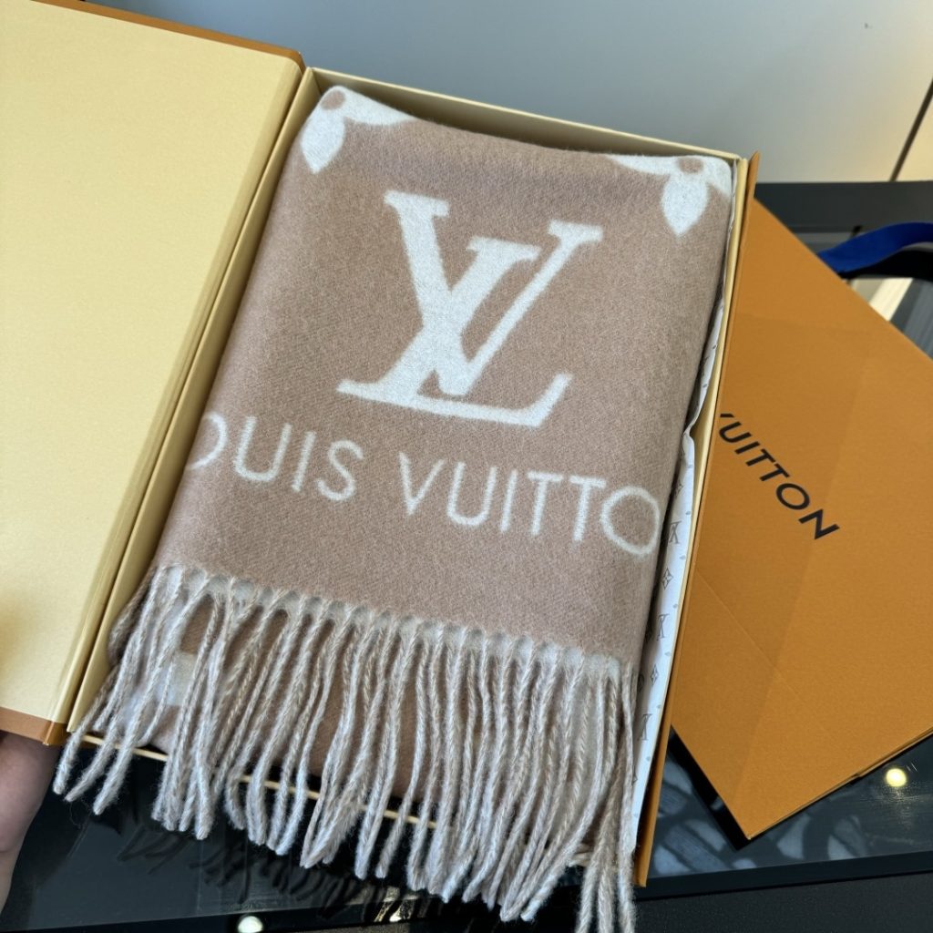 图片[3]-Louis Vitton。霍思燕同款披肩围巾两用！！驴家经典之作！欧美中东国际各大名模女星的挚爱！可以说没有这款围巾的女人就不能说自己喜欢丝巾围巾！驴家的款式一直在更新、但此款是驴家唯一每年更新颜色还各受好捧的款式！真心是百搭时尚又实用！100%羊绒！180*45cm，手感超级柔软！-newbee