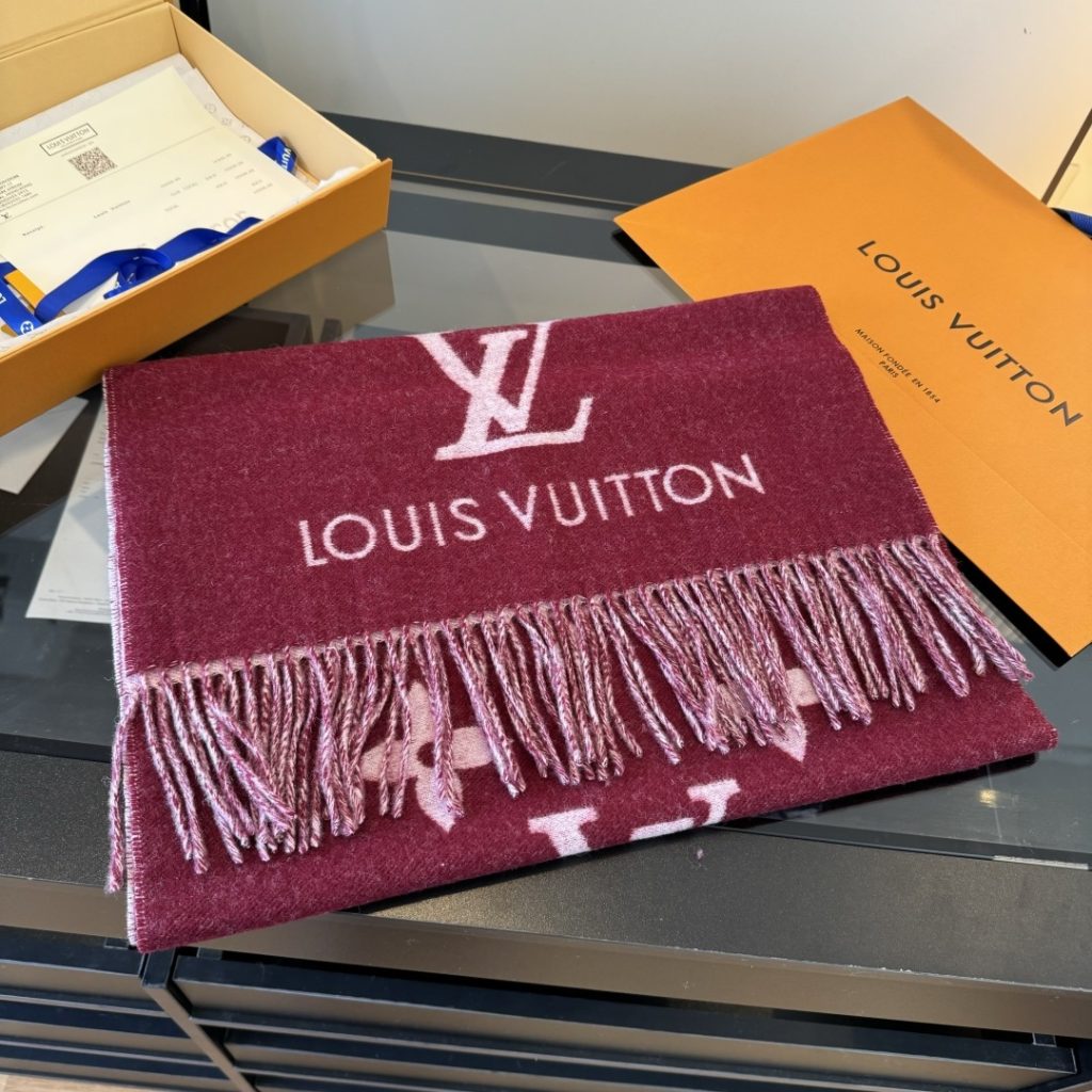 Louis Vitton。霍思燕同款披肩围巾两用！！驴家经典之作！欧美中东国际各大名模女星的挚爱！可以说没有这款围巾的女人就不能说自己喜欢丝巾围巾！驴家的款式一直在更新、但此款是驴家唯一每年更新颜色还各受好捧的款式！真心是百搭时尚又实用！100%羊绒！180*45cm，手感超级柔软！-newbee