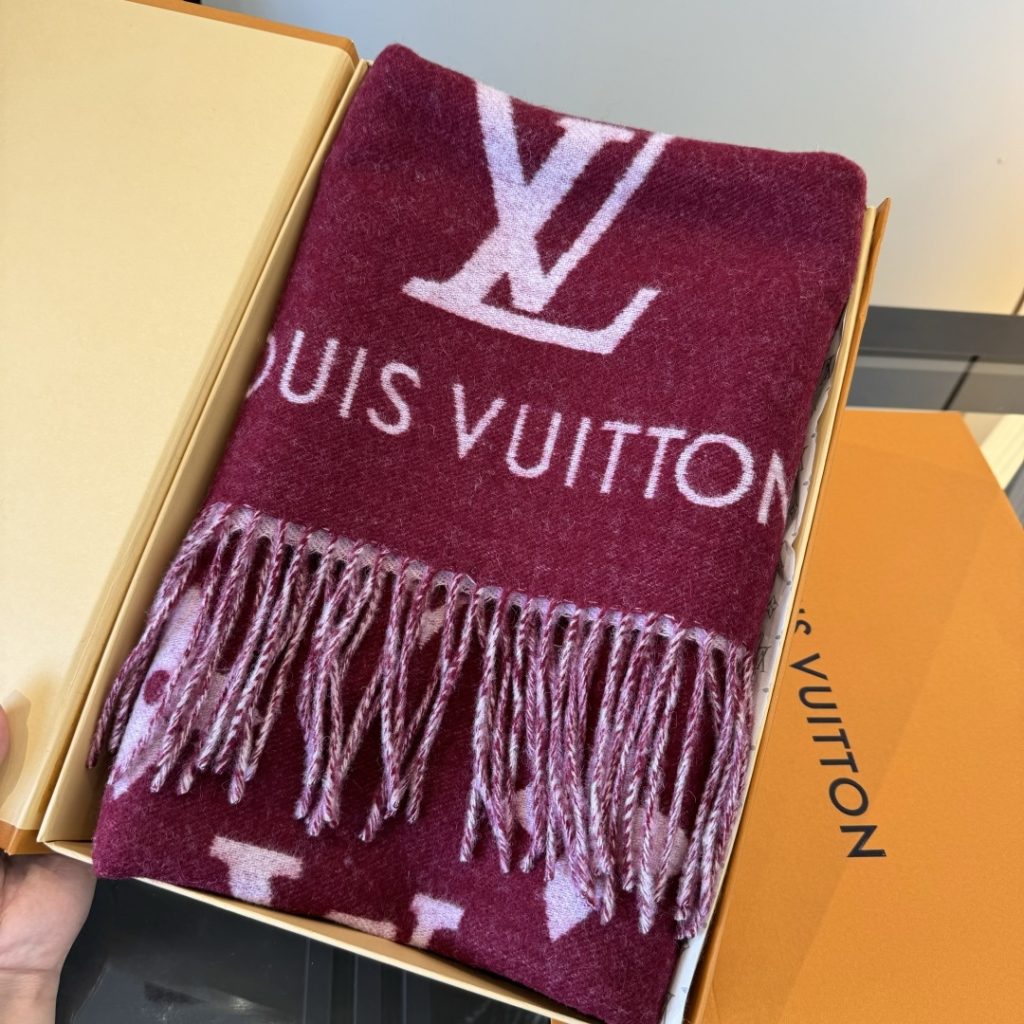 图片[3]-Louis Vitton。霍思燕同款披肩围巾两用！！驴家经典之作！欧美中东国际各大名模女星的挚爱！可以说没有这款围巾的女人就不能说自己喜欢丝巾围巾！驴家的款式一直在更新、但此款是驴家唯一每年更新颜色还各受好捧的款式！真心是百搭时尚又实用！100%羊绒！180*45cm，手感超级柔软！-newbee