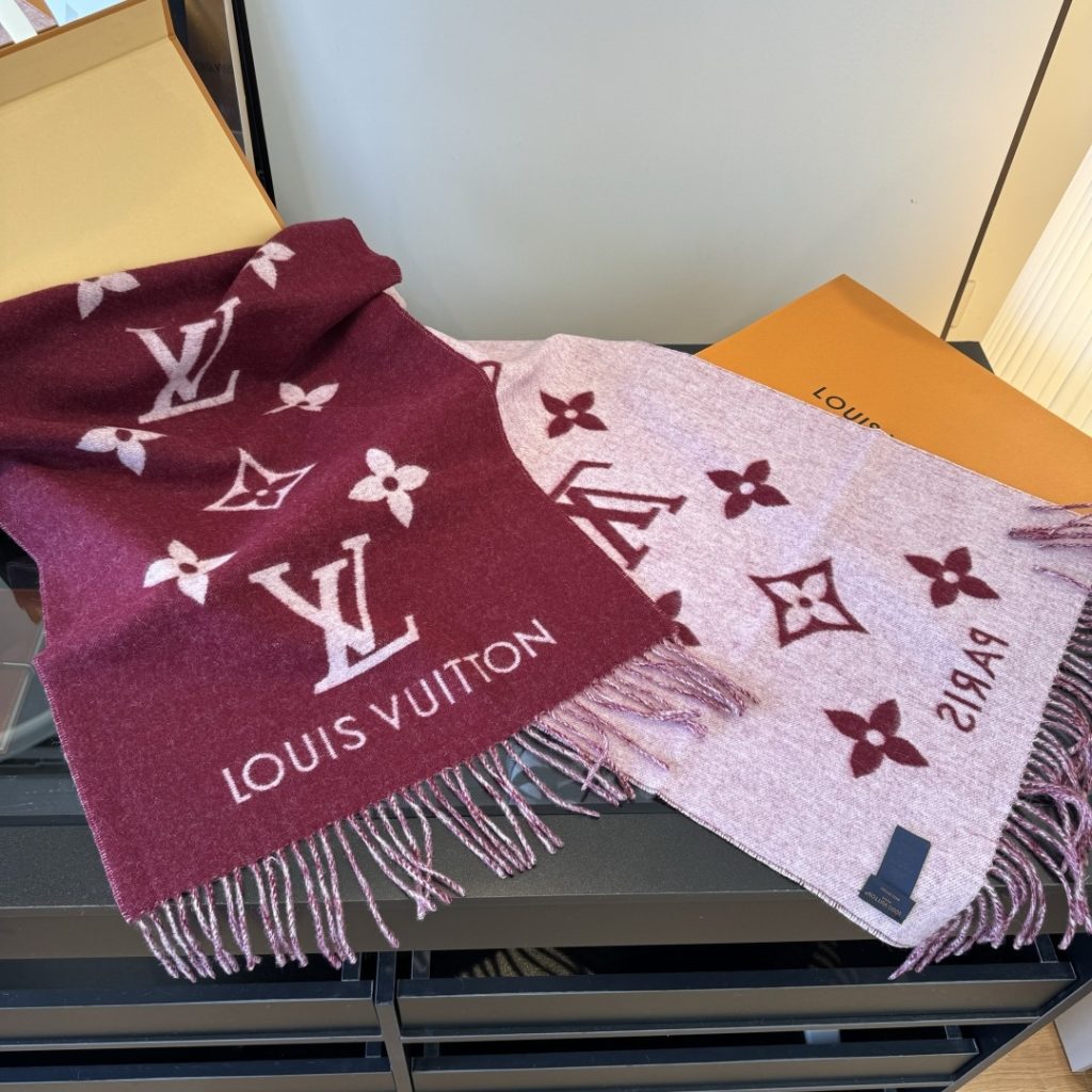 图片[5]-Louis Vitton。霍思燕同款披肩围巾两用！！驴家经典之作！欧美中东国际各大名模女星的挚爱！可以说没有这款围巾的女人就不能说自己喜欢丝巾围巾！驴家的款式一直在更新、但此款是驴家唯一每年更新颜色还各受好捧的款式！真心是百搭时尚又实用！100%羊绒！180*45cm，手感超级柔软！-newbee