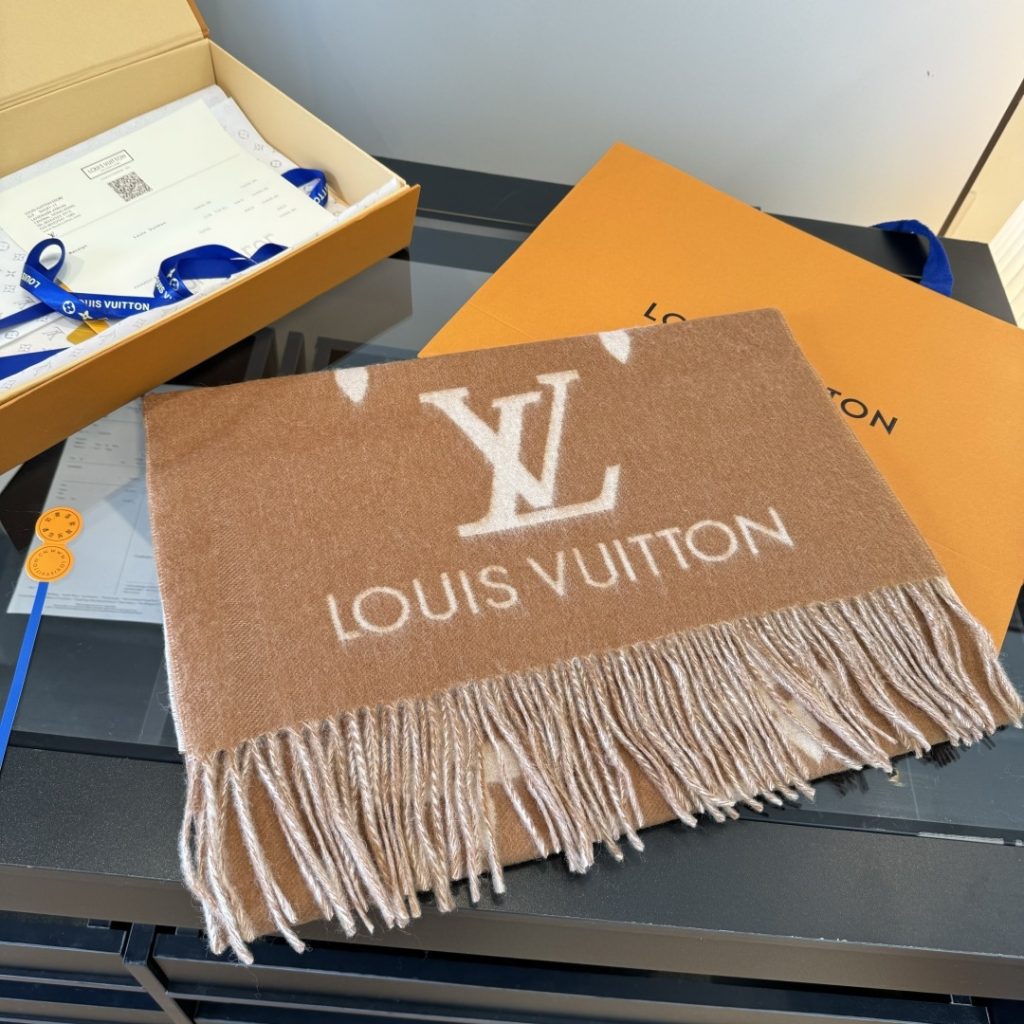 Louis Vitton。霍思燕同款披肩围巾两用！！驴家经典之作！欧美中东国际各大名模女星的挚爱！可以说没有这款围巾的女人就不能说自己喜欢丝巾围巾！驴家的款式一直在更新、但此款是驴家唯一每年更新颜色还各受好捧的款式！真心是百搭时尚又实用！100%羊绒！180*45cm，手感超级柔软！-newbee