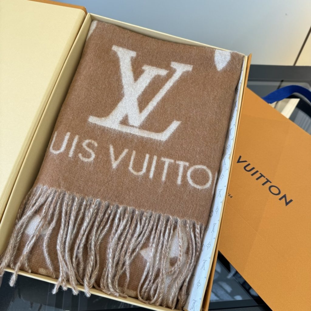 图片[3]-Louis Vitton。霍思燕同款披肩围巾两用！！驴家经典之作！欧美中东国际各大名模女星的挚爱！可以说没有这款围巾的女人就不能说自己喜欢丝巾围巾！驴家的款式一直在更新、但此款是驴家唯一每年更新颜色还各受好捧的款式！真心是百搭时尚又实用！100%羊绒！180*45cm，手感超级柔软！-newbee