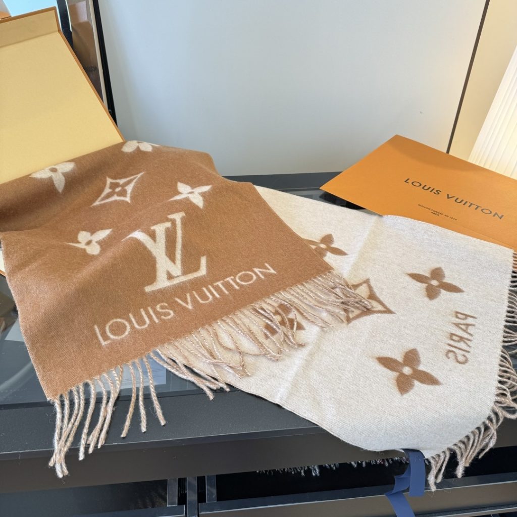 图片[6]-Louis Vitton。霍思燕同款披肩围巾两用！！驴家经典之作！欧美中东国际各大名模女星的挚爱！可以说没有这款围巾的女人就不能说自己喜欢丝巾围巾！驴家的款式一直在更新、但此款是驴家唯一每年更新颜色还各受好捧的款式！真心是百搭时尚又实用！100%羊绒！180*45cm，手感超级柔软！-newbee