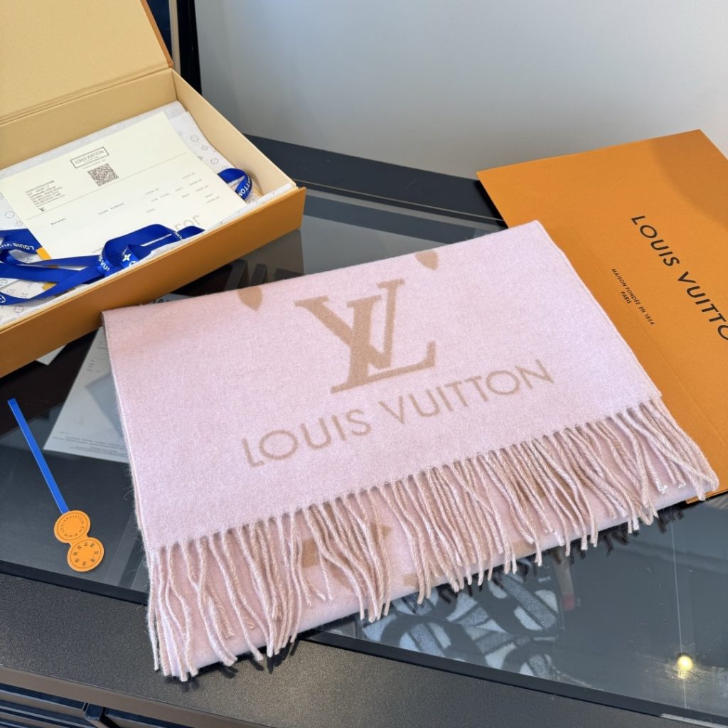 Louis Vitton。霍思燕同款披肩围巾两用！！驴家经典之作！欧美中东国际各大名模女星的挚爱！可以说没有这款围巾的女人就不能说自己喜欢丝巾围巾！驴家的款式一直在更新、但此款是驴家唯一每年更新颜色还各受好捧的款式！真心是百搭时尚又实用！100%羊绒！180*45cm，手感超级柔软！-newbee