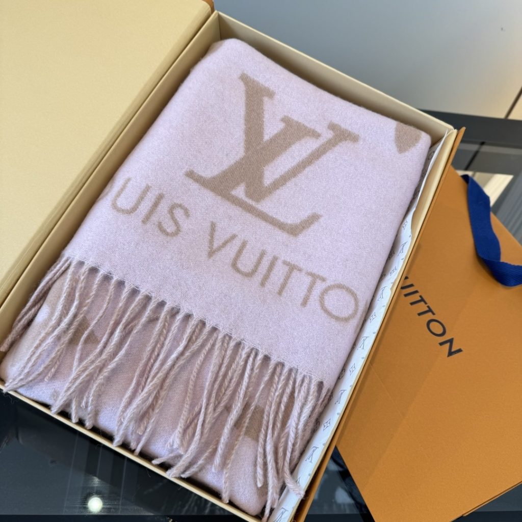 图片[3]-Louis Vitton。霍思燕同款披肩围巾两用！！驴家经典之作！欧美中东国际各大名模女星的挚爱！可以说没有这款围巾的女人就不能说自己喜欢丝巾围巾！驴家的款式一直在更新、但此款是驴家唯一每年更新颜色还各受好捧的款式！真心是百搭时尚又实用！100%羊绒！180*45cm，手感超级柔软！-newbee