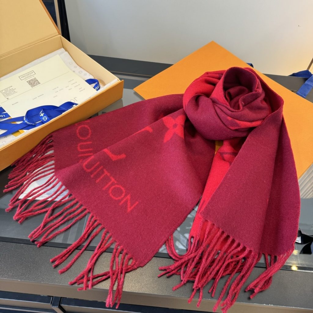 Louis Vitton。霍思燕同款披肩围巾两用！！驴家经典之作！欧美中东国际各大名模女星的挚爱！可以说没有这款围巾的女人就不能说自己喜欢丝巾围巾！驴家的款式一直在更新、但此款是驴家唯一每年更新颜色还各受好捧的款式！真心是百搭时尚又实用！100%羊绒！180*45cm，手感超级柔软！-newbee