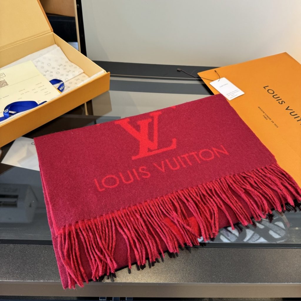 图片[2]-Louis Vitton。霍思燕同款披肩围巾两用！！驴家经典之作！欧美中东国际各大名模女星的挚爱！可以说没有这款围巾的女人就不能说自己喜欢丝巾围巾！驴家的款式一直在更新、但此款是驴家唯一每年更新颜色还各受好捧的款式！真心是百搭时尚又实用！100%羊绒！180*45cm，手感超级柔软！-newbee