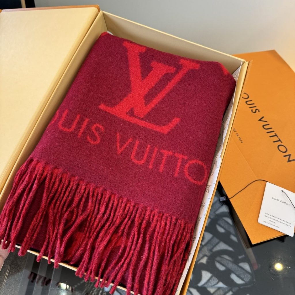 图片[4]-Louis Vitton。霍思燕同款披肩围巾两用！！驴家经典之作！欧美中东国际各大名模女星的挚爱！可以说没有这款围巾的女人就不能说自己喜欢丝巾围巾！驴家的款式一直在更新、但此款是驴家唯一每年更新颜色还各受好捧的款式！真心是百搭时尚又实用！100%羊绒！180*45cm，手感超级柔软！-newbee