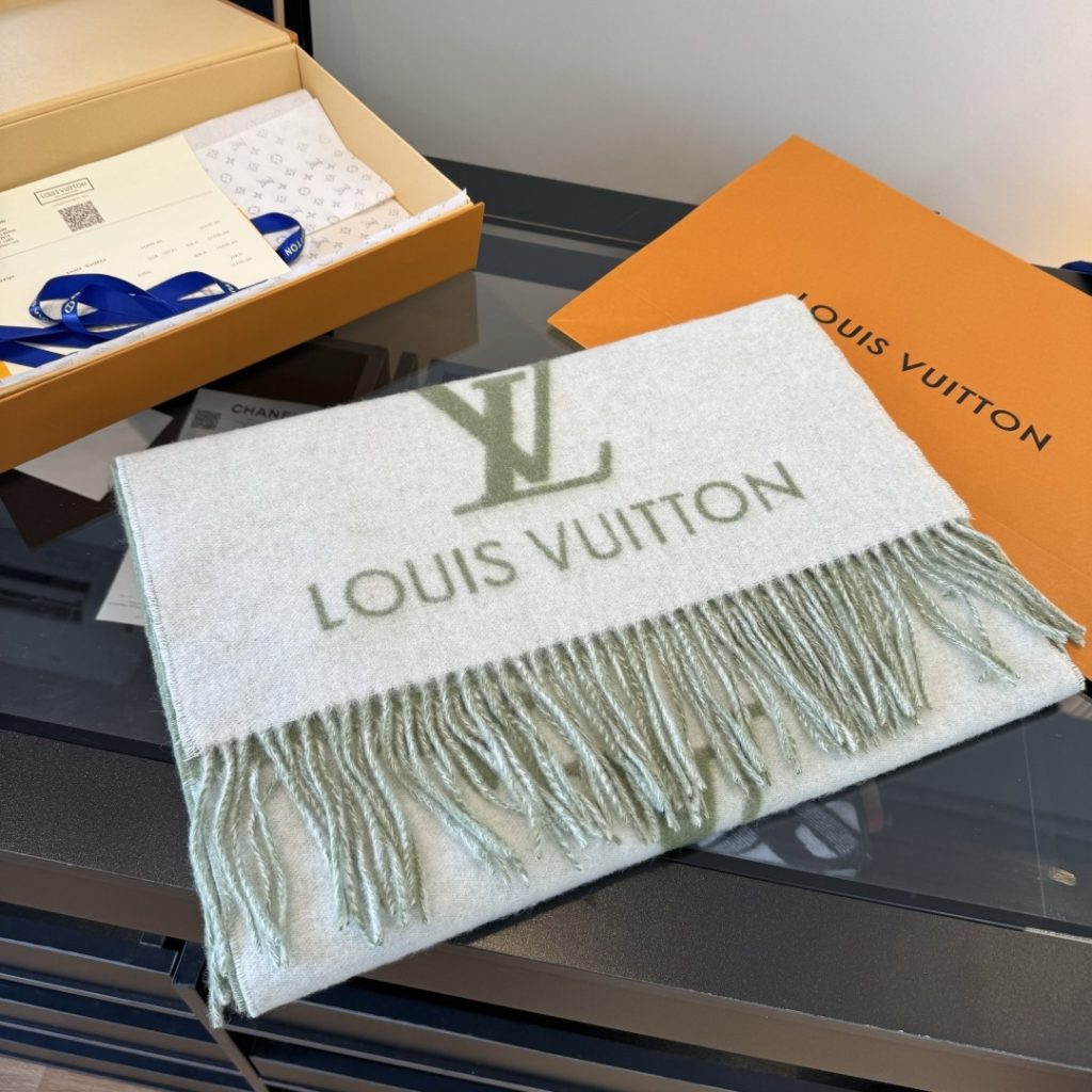 Louis Vitton。霍思燕同款披肩围巾两用！！驴家经典之作！欧美中东国际各大名模女星的挚爱！可以说没有这款围巾的女人就不能说自己喜欢丝巾围巾！驴家的款式一直在更新、但此款是驴家唯一每年更新颜色还各受好捧的款式！真心是百搭时尚又实用！100%羊绒！180*45cm，手感超级柔软！-newbee