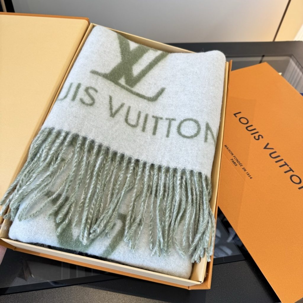 图片[4]-Louis Vitton。霍思燕同款披肩围巾两用！！驴家经典之作！欧美中东国际各大名模女星的挚爱！可以说没有这款围巾的女人就不能说自己喜欢丝巾围巾！驴家的款式一直在更新、但此款是驴家唯一每年更新颜色还各受好捧的款式！真心是百搭时尚又实用！100%羊绒！180*45cm，手感超级柔软！-newbee