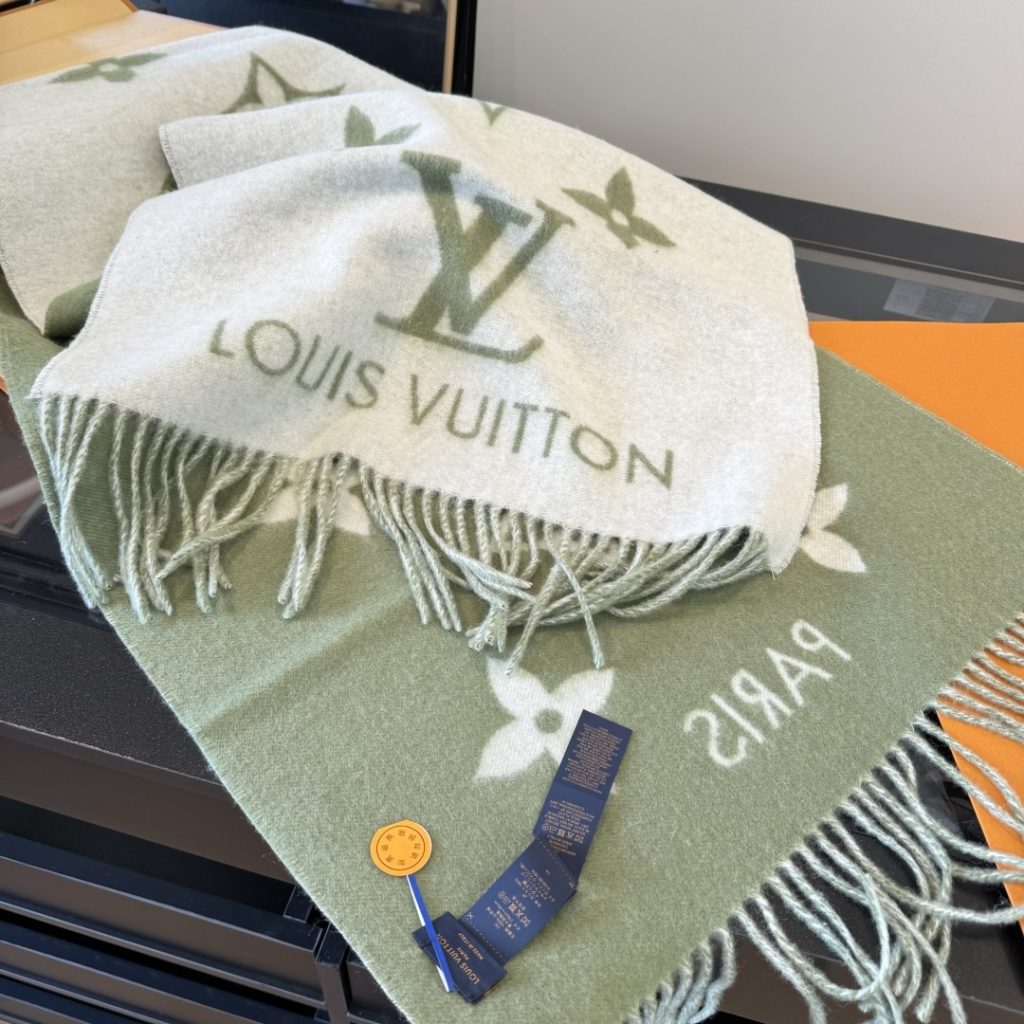 图片[5]-Louis Vitton。霍思燕同款披肩围巾两用！！驴家经典之作！欧美中东国际各大名模女星的挚爱！可以说没有这款围巾的女人就不能说自己喜欢丝巾围巾！驴家的款式一直在更新、但此款是驴家唯一每年更新颜色还各受好捧的款式！真心是百搭时尚又实用！100%羊绒！180*45cm，手感超级柔软！-newbee