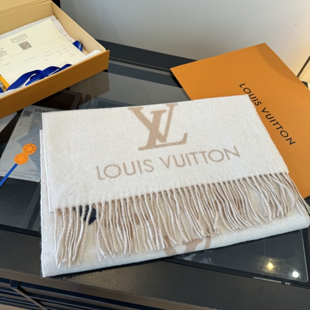 Louis Vitton。霍思燕同款披肩围巾两用！！驴家经典之作！欧美中东国际各大名模女星的挚爱！可以说没有这款围巾的女人就不能说自己喜欢丝巾围巾！驴家的款式一直在更新、但此款是驴家唯一每年更新颜色还各受好捧的款式！真心是百搭时尚又实用！100%羊绒！180*45cm，手感超级柔软！-newbee