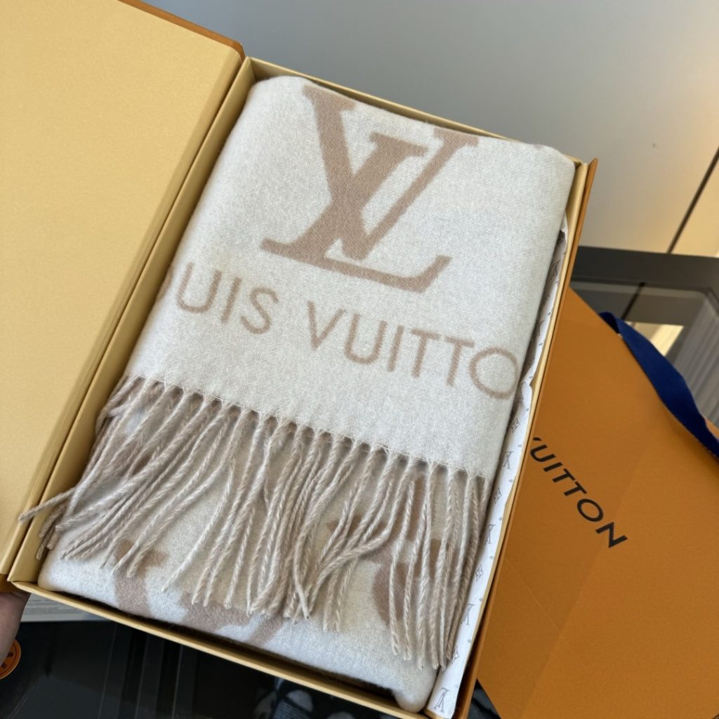 图片[3]-Louis Vitton。霍思燕同款披肩围巾两用！！驴家经典之作！欧美中东国际各大名模女星的挚爱！可以说没有这款围巾的女人就不能说自己喜欢丝巾围巾！驴家的款式一直在更新、但此款是驴家唯一每年更新颜色还各受好捧的款式！真心是百搭时尚又实用！100%羊绒！180*45cm，手感超级柔软！-newbee