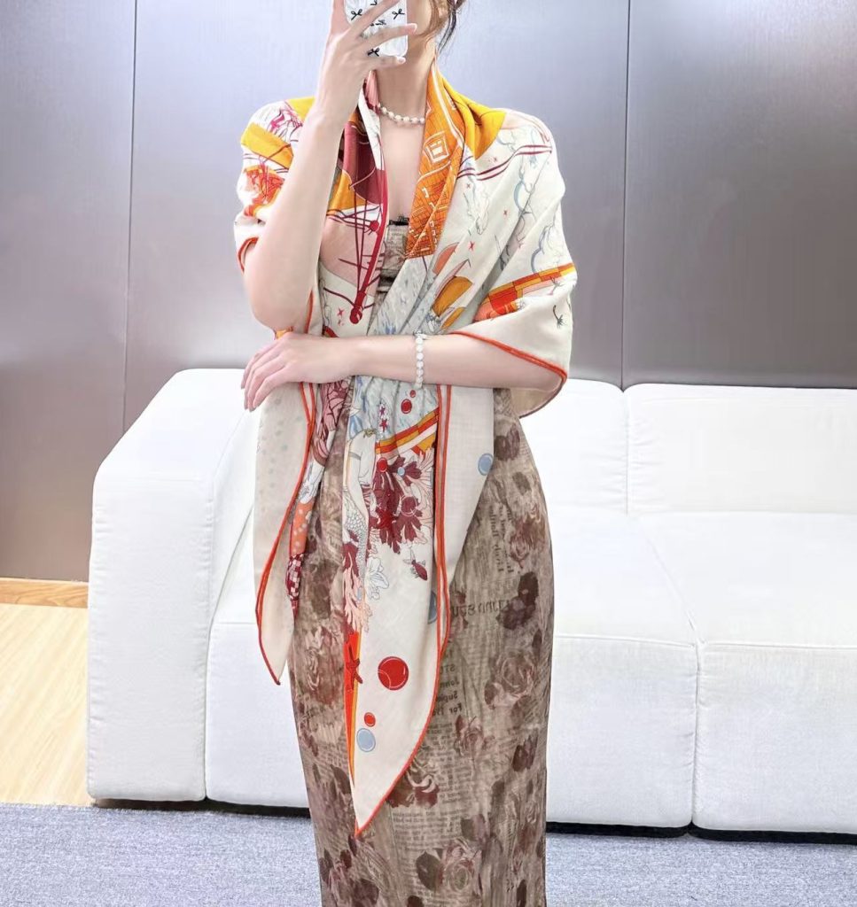“爱马仕旗舰” 新款💕 140丝绒方巾双面同色（同步Hermes爱马仕）‼️抢‼️VIP推荐 ‼️下手一定要快【高端 大爱 ‼️纯羊绒 婴儿触感舒服到飞️女人尤物 货极少 四季都可以用‼️真心美的让人非常非常心动 上身效果简直美翻了 品质非常完美‼️ 整个围巾给人大牌气场的同时又非常精致秀丽绝对值得入手的新款‼️ 实物一拿到就会庆幸自己是女人的绝美好货 值得品鉴‼️完美气质品味Ditails首选VIP们 上‼️尺寸：140cm*140cm，70%羊绒+30%真丝-newbee