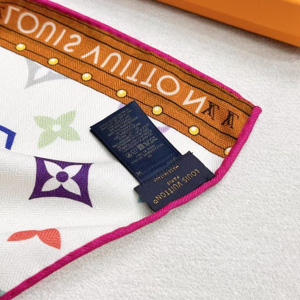 图片[2]- LV X TM MONOGRAMMULTICOLOR COLLECTORSQUARE 140丝毛双面披肩路易威登携手日本艺术家村上隆，以瞩目风范诠释此款LV× TMMonogram Multicolor Collector Square 方巾。柔软桑蚕丝描绘传统硬箱图案，其上点缀 Monogram 印花的经典版本或艺术家的缤纷演绎。-newbee