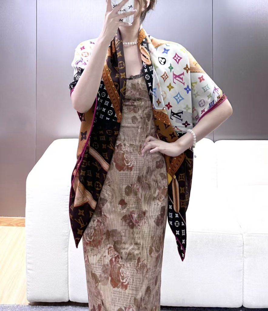  LV X TM MONOGRAMMULTICOLOR COLLECTORSQUARE 140丝毛双面披肩路易威登携手日本艺术家村上隆，以瞩目风范诠释此款LV× TMMonogram Multicolor Collector Square 方巾。柔软桑蚕丝描绘传统硬箱图案，其上点缀 Monogram 印花的经典版本或艺术家的缤纷演绎。-newbee
