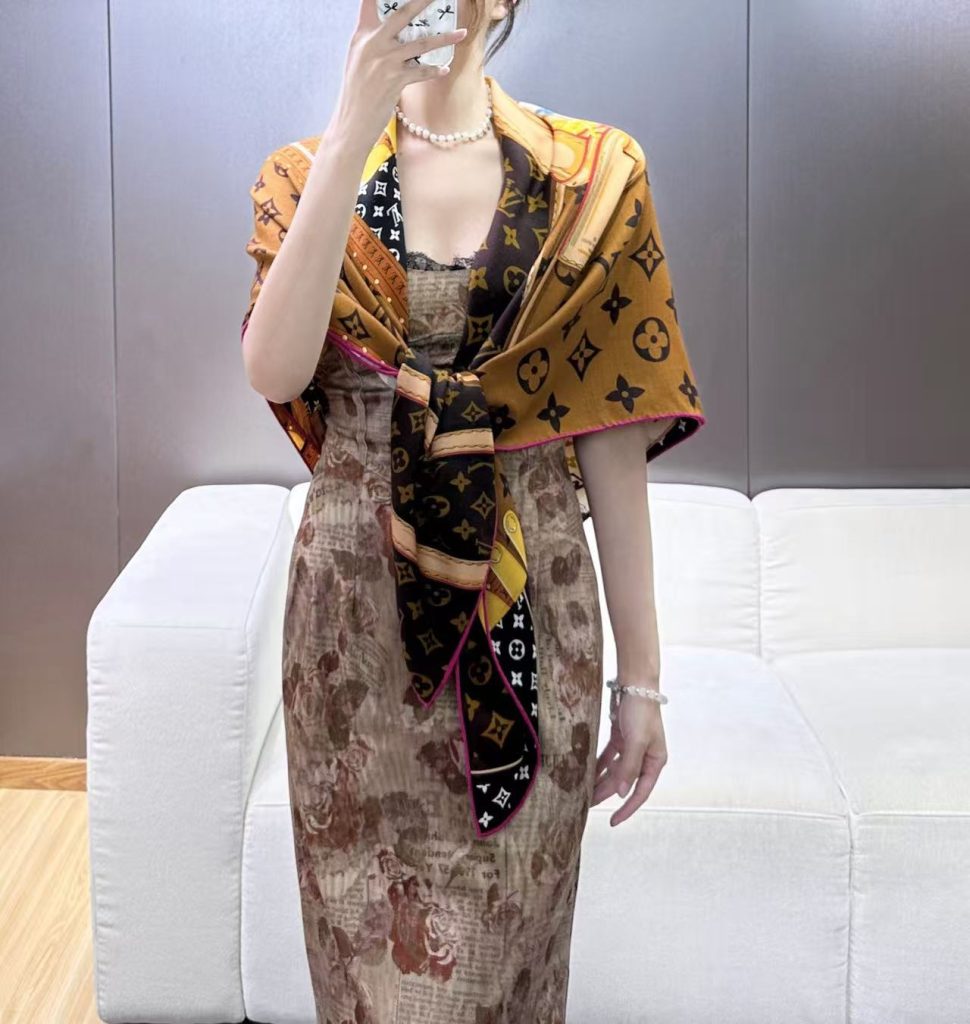 图片[3]- LV X TM MONOGRAMMULTICOLOR COLLECTORSQUARE 140丝毛双面披肩路易威登携手日本艺术家村上隆，以瞩目风范诠释此款LV× TMMonogram Multicolor Collector Square 方巾。柔软桑蚕丝描绘传统硬箱图案，其上点缀 Monogram 印花的经典版本或艺术家的缤纷演绎。-newbee