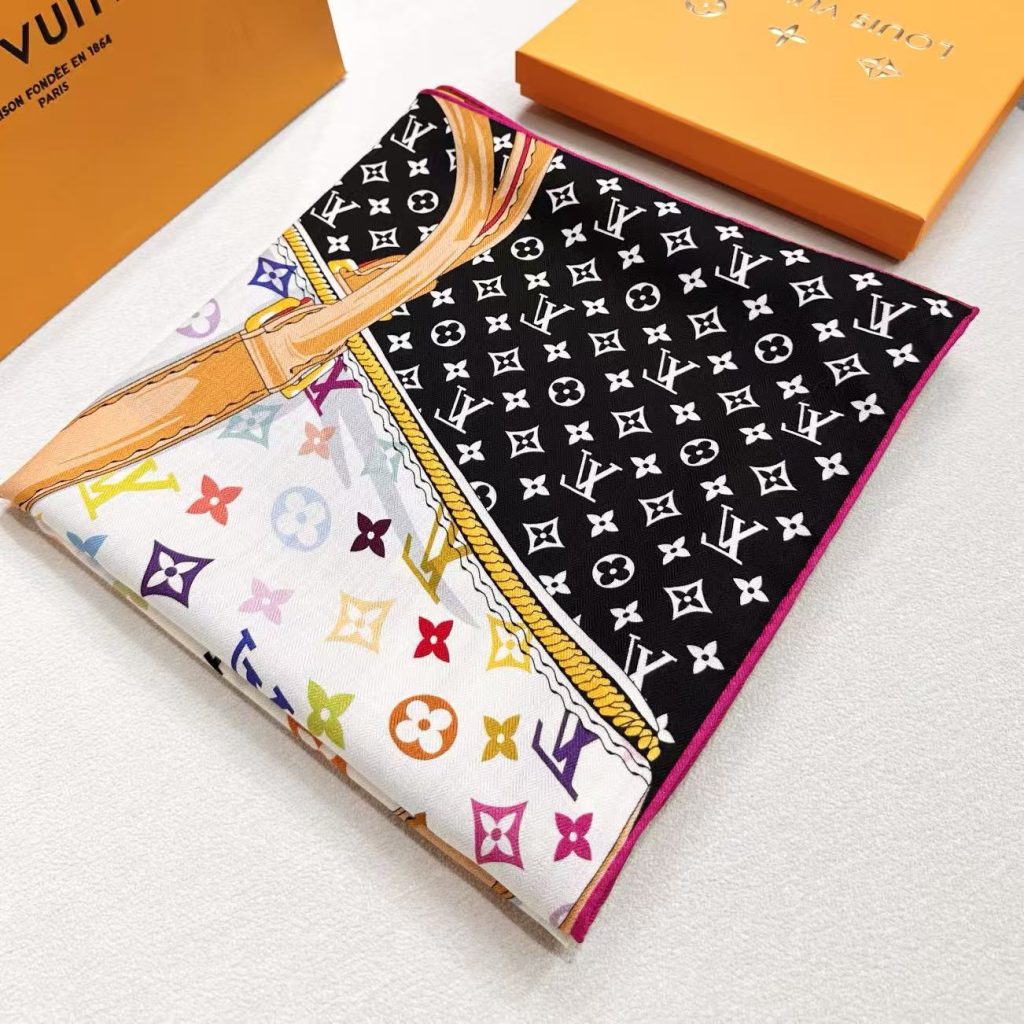 图片[4]- LV X TM MONOGRAMMULTICOLOR COLLECTORSQUARE 140丝毛双面披肩路易威登携手日本艺术家村上隆，以瞩目风范诠释此款LV× TMMonogram Multicolor Collector Square 方巾。柔软桑蚕丝描绘传统硬箱图案，其上点缀 Monogram 印花的经典版本或艺术家的缤纷演绎。-newbee