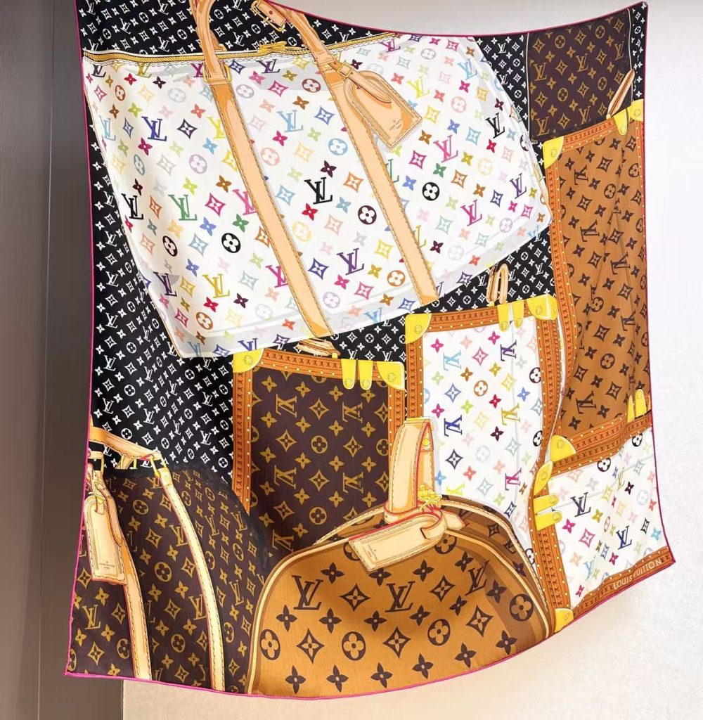 图片[5]- LV X TM MONOGRAMMULTICOLOR COLLECTORSQUARE 140丝毛双面披肩路易威登携手日本艺术家村上隆，以瞩目风范诠释此款LV× TMMonogram Multicolor Collector Square 方巾。柔软桑蚕丝描绘传统硬箱图案，其上点缀 Monogram 印花的经典版本或艺术家的缤纷演绎。-newbee