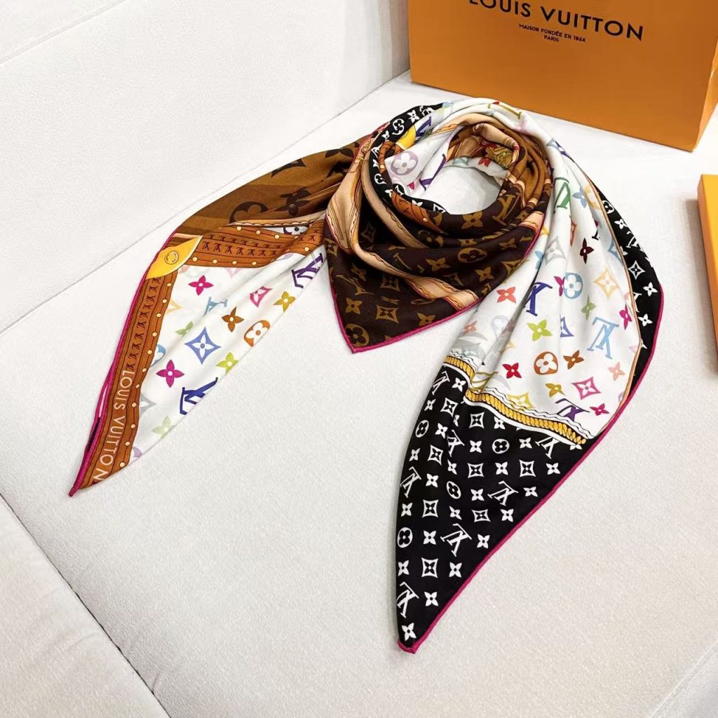 图片[6]- LV X TM MONOGRAMMULTICOLOR COLLECTORSQUARE 140丝毛双面披肩路易威登携手日本艺术家村上隆，以瞩目风范诠释此款LV× TMMonogram Multicolor Collector Square 方巾。柔软桑蚕丝描绘传统硬箱图案，其上点缀 Monogram 印花的经典版本或艺术家的缤纷演绎。-newbee
