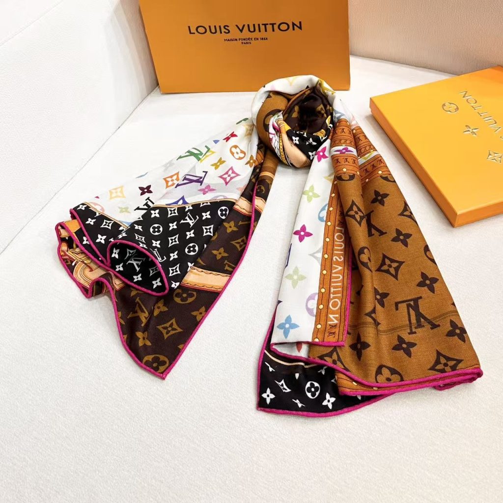 图片[7]- LV X TM MONOGRAMMULTICOLOR COLLECTORSQUARE 140丝毛双面披肩路易威登携手日本艺术家村上隆，以瞩目风范诠释此款LV× TMMonogram Multicolor Collector Square 方巾。柔软桑蚕丝描绘传统硬箱图案，其上点缀 Monogram 印花的经典版本或艺术家的缤纷演绎。-newbee