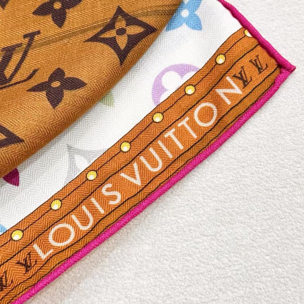 图片[9]- LV X TM MONOGRAMMULTICOLOR COLLECTORSQUARE 140丝毛双面披肩路易威登携手日本艺术家村上隆，以瞩目风范诠释此款LV× TMMonogram Multicolor Collector Square 方巾。柔软桑蚕丝描绘传统硬箱图案，其上点缀 Monogram 印花的经典版本或艺术家的缤纷演绎。-newbee