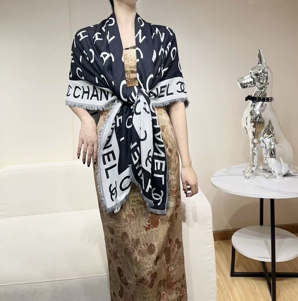 CHANEL 2025秋冬限量版‼️香奶奶家❤️闭眼全收货，小香今年新品。小字母大尺寸美到没朋友❗️纯纯的货.58%桑蚕丝，24%山羊绒，18%绵羊毛.加密制造.每个字母提花狠狠狠清晰，进口高速提花车做，全世界没几台！一条围巾正反双面双色，相当于两条，高档的精致四边流梳锁边细腻，佩戴狠舒服有垂重感❗️真的堪称经典 堪称臻品 奢侈品的导向时尚界各大明星的最爱！尺寸:140x140cm-newbee