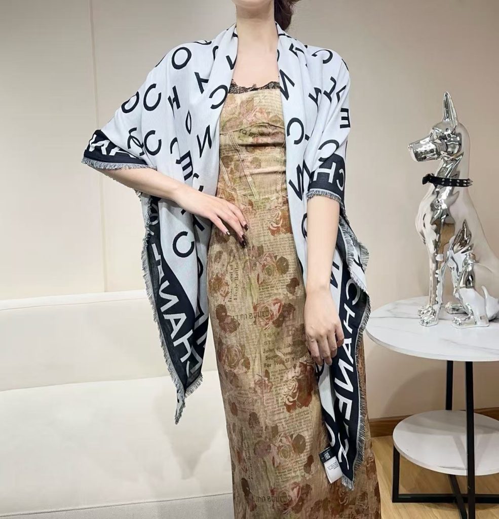 图片[3]-CHANEL 2025秋冬限量版‼️香奶奶家❤️闭眼全收货，小香今年新品。小字母大尺寸美到没朋友❗️纯纯的货.58%桑蚕丝，24%山羊绒，18%绵羊毛.加密制造.每个字母提花狠狠狠清晰，进口高速提花车做，全世界没几台！一条围巾正反双面双色，相当于两条，高档的精致四边流梳锁边细腻，佩戴狠舒服有垂重感❗️真的堪称经典 堪称臻品 奢侈品的导向时尚界各大明星的最爱！尺寸:140x140cm-newbee