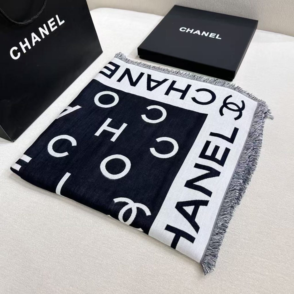 图片[4]-CHANEL 2025秋冬限量版‼️香奶奶家❤️闭眼全收货，小香今年新品。小字母大尺寸美到没朋友❗️纯纯的货.58%桑蚕丝，24%山羊绒，18%绵羊毛.加密制造.每个字母提花狠狠狠清晰，进口高速提花车做，全世界没几台！一条围巾正反双面双色，相当于两条，高档的精致四边流梳锁边细腻，佩戴狠舒服有垂重感❗️真的堪称经典 堪称臻品 奢侈品的导向时尚界各大明星的最爱！尺寸:140x140cm-newbee