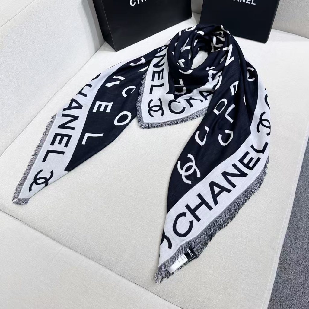 图片[6]-CHANEL 2025秋冬限量版‼️香奶奶家❤️闭眼全收货，小香今年新品。小字母大尺寸美到没朋友❗️纯纯的货.58%桑蚕丝，24%山羊绒，18%绵羊毛.加密制造.每个字母提花狠狠狠清晰，进口高速提花车做，全世界没几台！一条围巾正反双面双色，相当于两条，高档的精致四边流梳锁边细腻，佩戴狠舒服有垂重感❗️真的堪称经典 堪称臻品 奢侈品的导向时尚界各大明星的最爱！尺寸:140x140cm-newbee