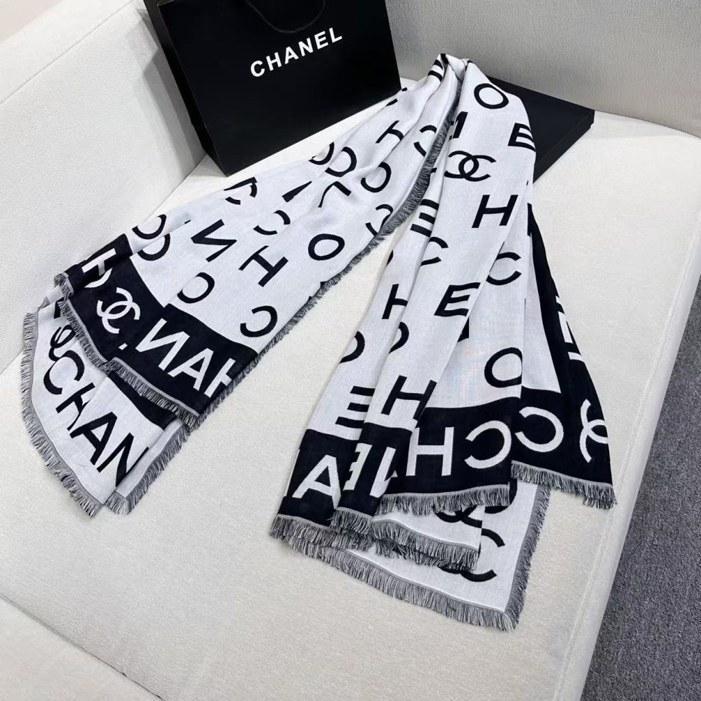 图片[7]-CHANEL 2025秋冬限量版‼️香奶奶家❤️闭眼全收货，小香今年新品。小字母大尺寸美到没朋友❗️纯纯的货.58%桑蚕丝，24%山羊绒，18%绵羊毛.加密制造.每个字母提花狠狠狠清晰，进口高速提花车做，全世界没几台！一条围巾正反双面双色，相当于两条，高档的精致四边流梳锁边细腻，佩戴狠舒服有垂重感❗️真的堪称经典 堪称臻品 奢侈品的导向时尚界各大明星的最爱！尺寸:140x140cm-newbee