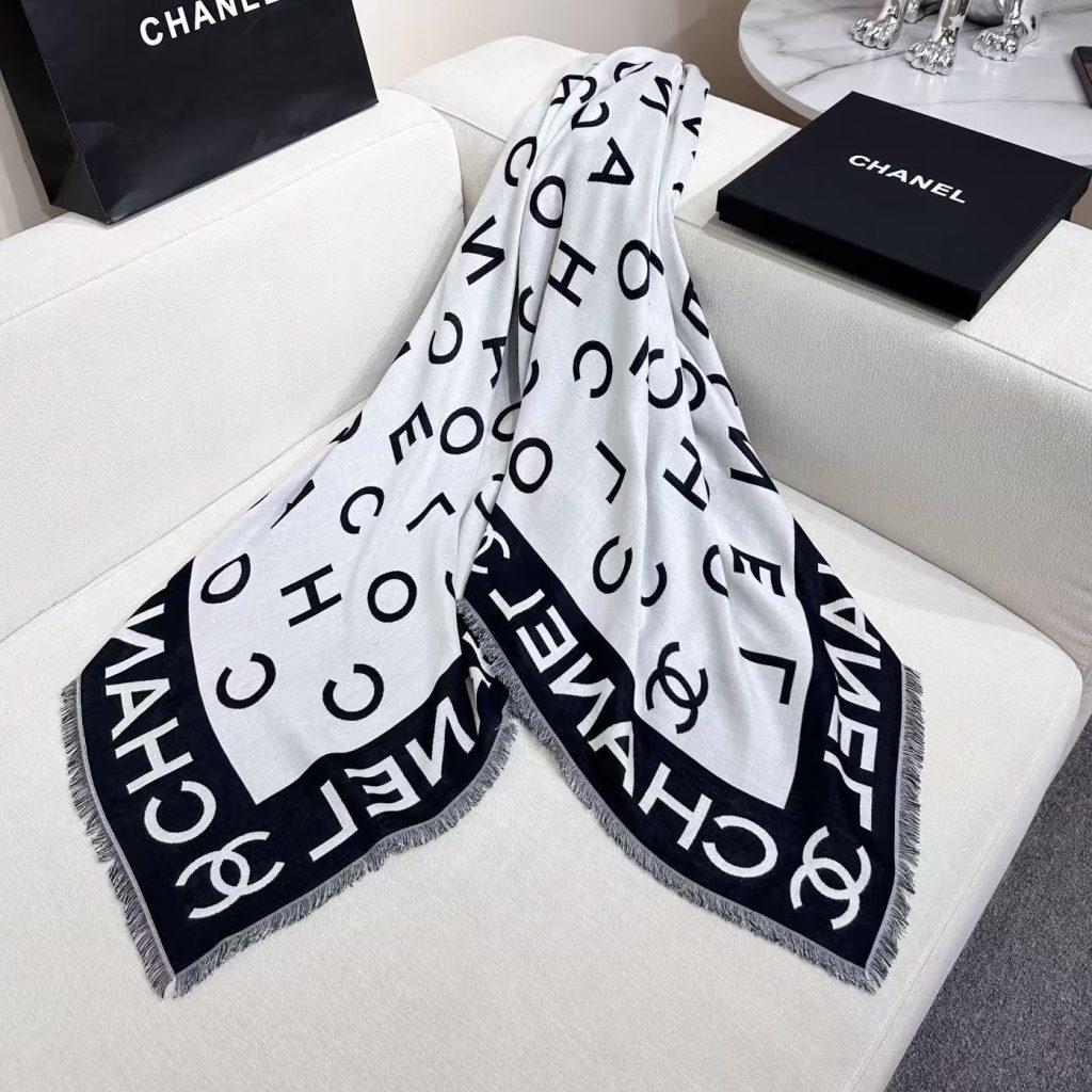图片[8]-CHANEL 2025秋冬限量版‼️香奶奶家❤️闭眼全收货，小香今年新品。小字母大尺寸美到没朋友❗️纯纯的货.58%桑蚕丝，24%山羊绒，18%绵羊毛.加密制造.每个字母提花狠狠狠清晰，进口高速提花车做，全世界没几台！一条围巾正反双面双色，相当于两条，高档的精致四边流梳锁边细腻，佩戴狠舒服有垂重感❗️真的堪称经典 堪称臻品 奢侈品的导向时尚界各大明星的最爱！尺寸:140x140cm-newbee