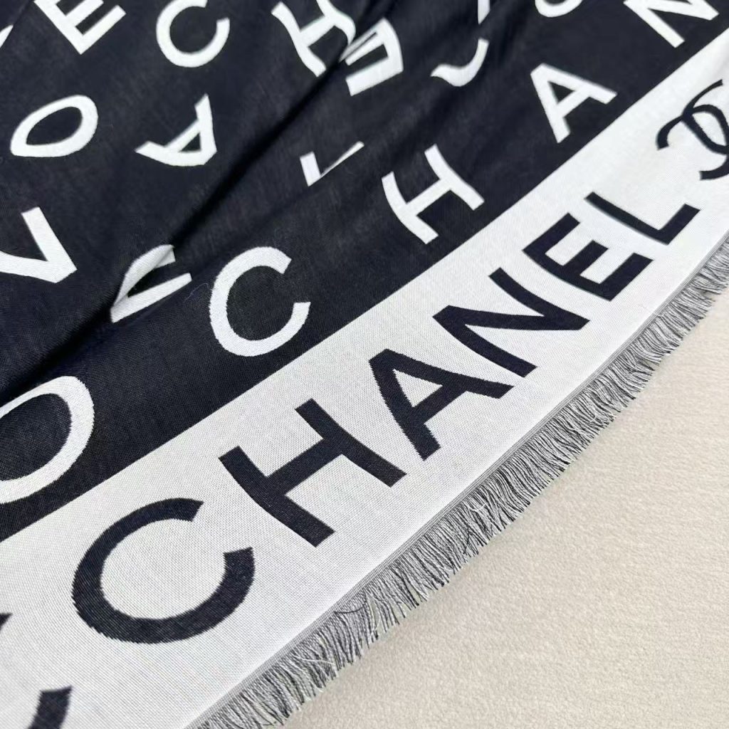 图片[9]-CHANEL 2025秋冬限量版‼️香奶奶家❤️闭眼全收货，小香今年新品。小字母大尺寸美到没朋友❗️纯纯的货.58%桑蚕丝，24%山羊绒，18%绵羊毛.加密制造.每个字母提花狠狠狠清晰，进口高速提花车做，全世界没几台！一条围巾正反双面双色，相当于两条，高档的精致四边流梳锁边细腻，佩戴狠舒服有垂重感❗️真的堪称经典 堪称臻品 奢侈品的导向时尚界各大明星的最爱！尺寸:140x140cm-newbee