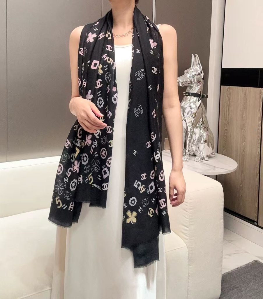 图片[3]-2025年香奈儿秋冬提前上新，美女都爱此款超级有腔调！！！】谁懂这种秋冬调性的美啊？！！！这款小香披肩也是我疯狂喜欢的一款，一试完就爱惨！！！300支戒指绒简直绝了！设计太有水准只能说，非常耐品！质感质地和设计都狂心水，超级提亮肤色，能把人都衬得白白嫩嫩，胳膊啊、脸和脖子都好像加了柔光滤镜一样，非常精神提气！！！尺寸100*200cm，二色-newbee
