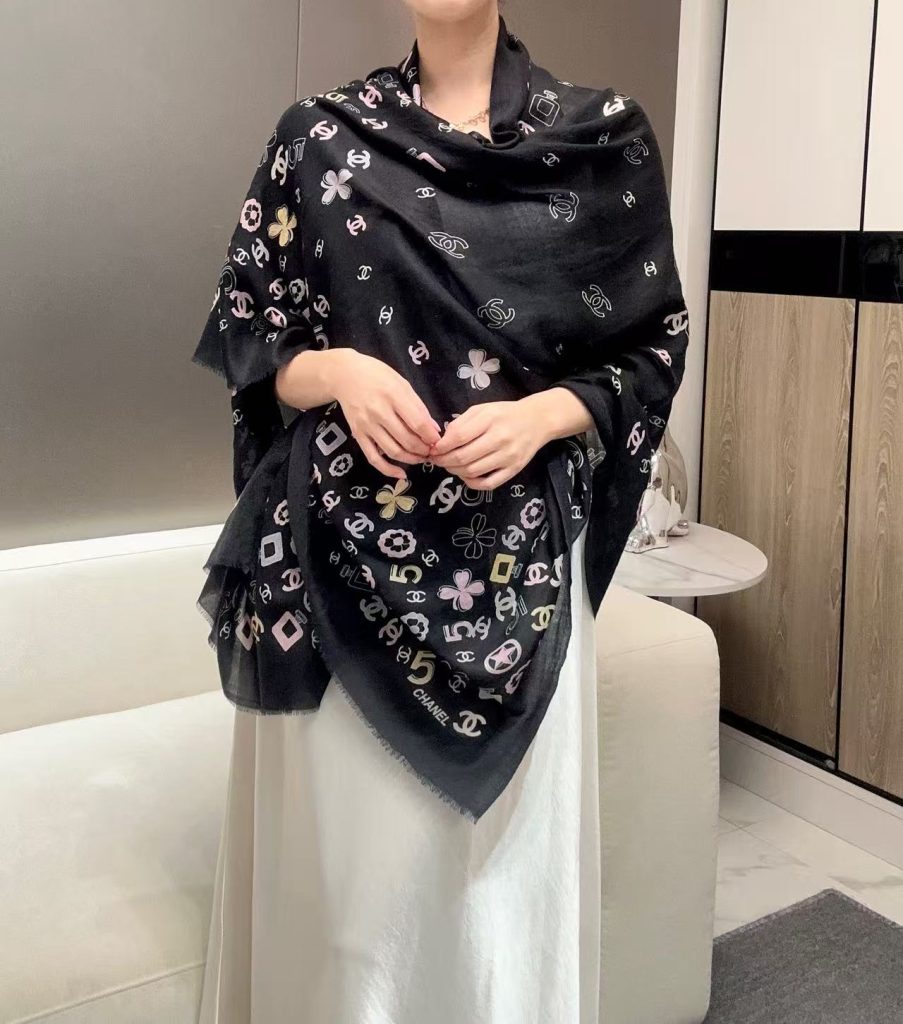 2025年香奈儿秋冬提前上新，美女都爱此款超级有腔调！！！】谁懂这种秋冬调性的美啊？！！！这款小香披肩也是我疯狂喜欢的一款，一试完就爱惨！！！300支戒指绒简直绝了！设计太有水准只能说，非常耐品！质感质地和设计都狂心水，超级提亮肤色，能把人都衬得白白嫩嫩，胳膊啊、脸和脖子都好像加了柔光滤镜一样，非常精神提气！！！尺寸100*200cm，二色-newbee