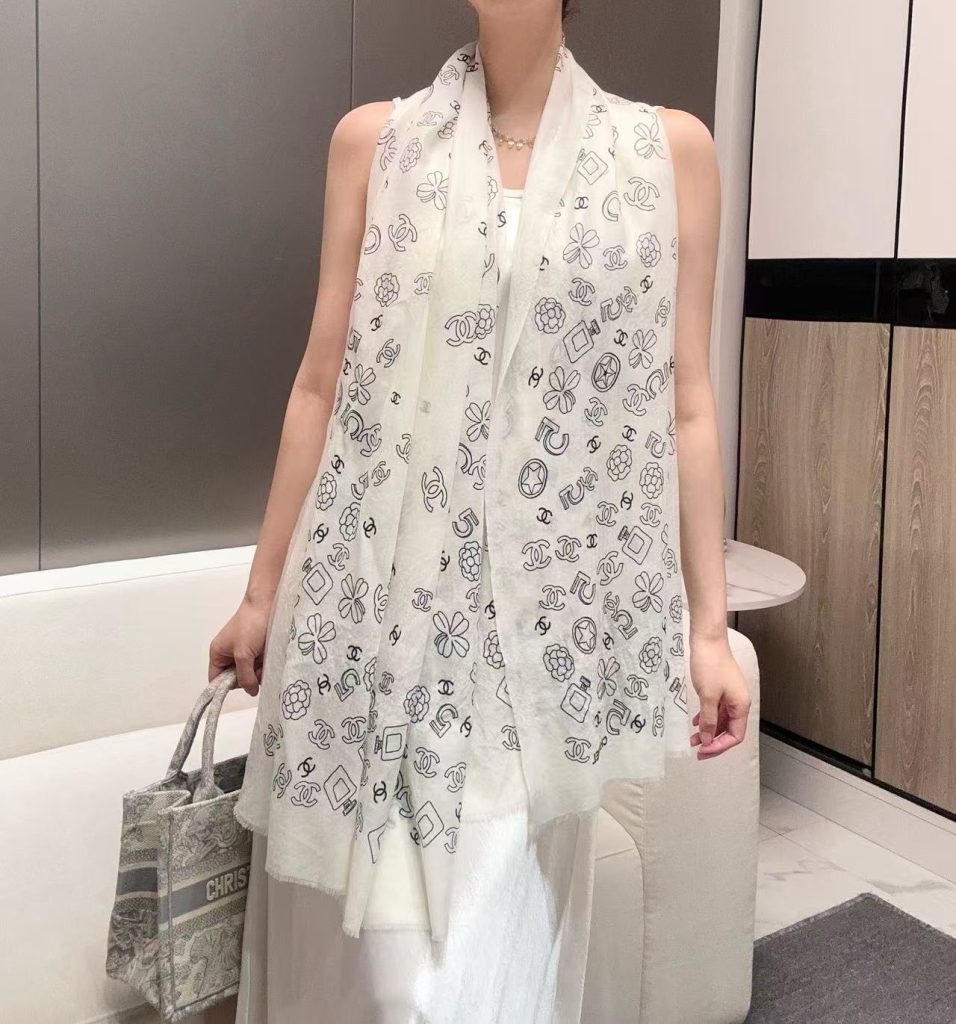 2025年香奈儿秋冬提前上新，美女都爱此款超级有腔调！！！】谁懂这种秋冬调性的美啊？！！！这款小香披肩也是我疯狂喜欢的一款，一试完就爱惨！！！300支戒指绒简直绝了！设计太有水准只能说，非常耐品！质感质地和设计都狂心水，超级提亮肤色，能把人都衬得白白嫩嫩，胳膊啊、脸和脖子都好像加了柔光滤镜一样，非常精神提气！！！尺寸100*200cm，二色-newbee