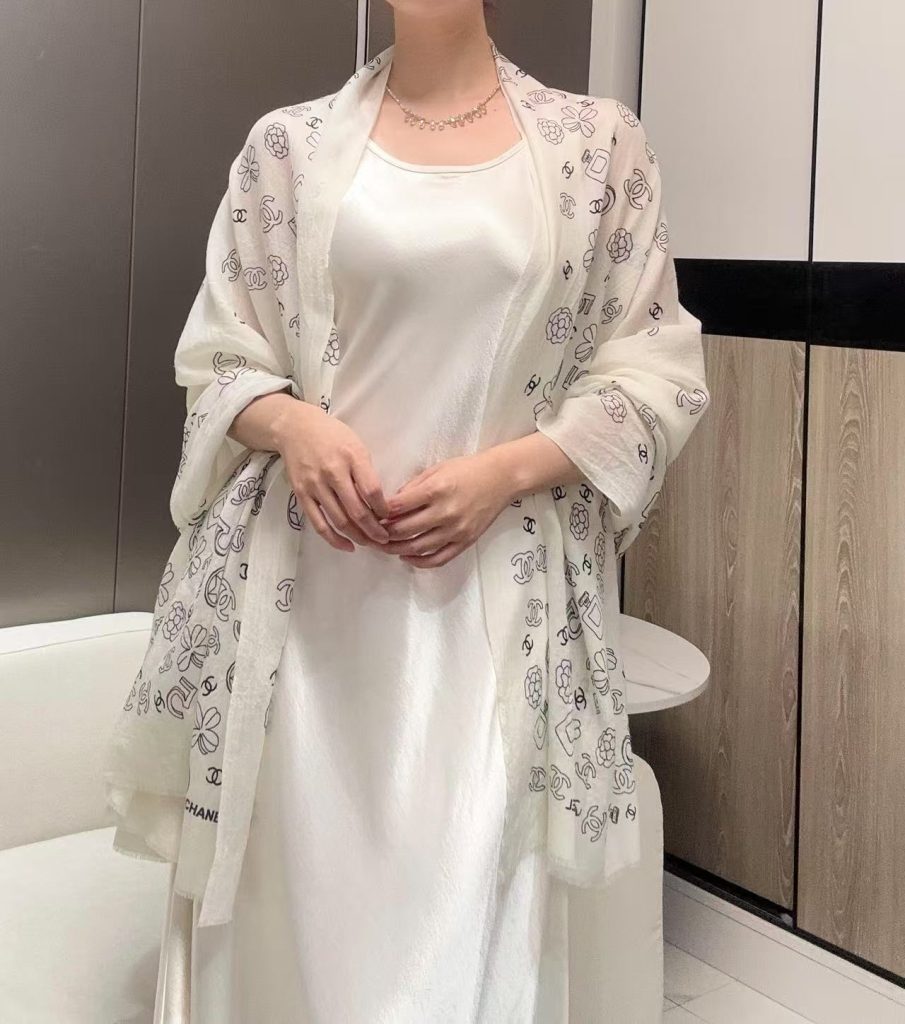 图片[2]-2025年香奈儿秋冬提前上新，美女都爱此款超级有腔调！！！】谁懂这种秋冬调性的美啊？！！！这款小香披肩也是我疯狂喜欢的一款，一试完就爱惨！！！300支戒指绒简直绝了！设计太有水准只能说，非常耐品！质感质地和设计都狂心水，超级提亮肤色，能把人都衬得白白嫩嫩，胳膊啊、脸和脖子都好像加了柔光滤镜一样，非常精神提气！！！尺寸100*200cm，二色-newbee