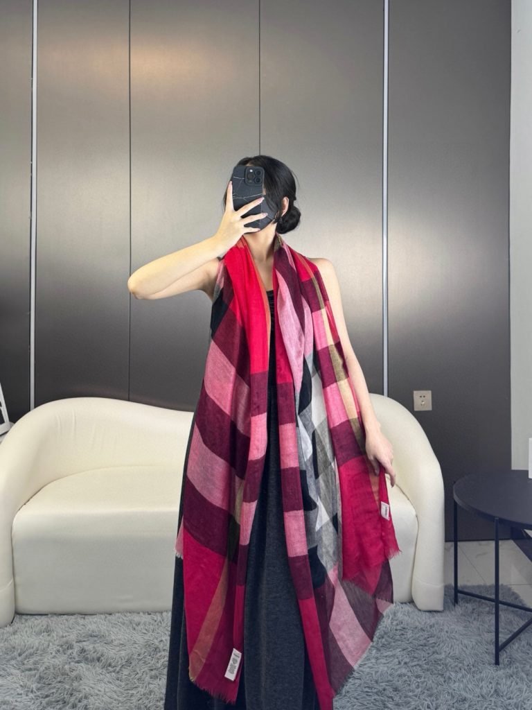 2023年巴宝莉正装系列货 专供旗舰店的vip 💍💍💍顶级苏格兰进口山羊绒 🎆无比的高贵优雅 知性的款式 🎀简洁大气的设计 💯绝对的不是花里胡哨的款式 绒产品可以说是里面最高档次的货品 💋💋好产品要懂得保养 它绝对的是小众产品 不是谁都懂的它的好 ♥️绝对的品味生活的首选搭配 识货者必入。🎀🎀🎀规格90×200，材质，山羊绒-newbee