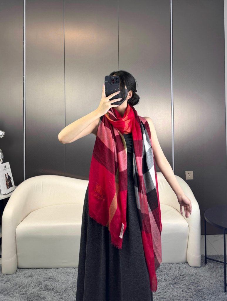 图片[3]-2023年巴宝莉正装系列货 专供旗舰店的vip 💍💍💍顶级苏格兰进口山羊绒 🎆无比的高贵优雅 知性的款式 🎀简洁大气的设计 💯绝对的不是花里胡哨的款式 绒产品可以说是里面最高档次的货品 💋💋好产品要懂得保养 它绝对的是小众产品 不是谁都懂的它的好 ♥️绝对的品味生活的首选搭配 识货者必入。🎀🎀🎀规格90×200，材质，山羊绒-newbee