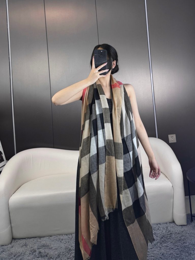 2023年巴宝莉正装系列货 专供旗舰店的vip 💍💍💍顶级苏格兰进口山羊绒 🎆无比的高贵优雅 知性的款式 🎀简洁大气的设计 💯绝对的不是花里胡哨的款式 绒产品可以说是里面最高档次的货品 💋💋好产品要懂得保养 它绝对的是小众产品 不是谁都懂的它的好 ♥️绝对的品味生活的首选搭配 识货者必入。🎀🎀🎀规格90x200，材质，山羊绒-newbee