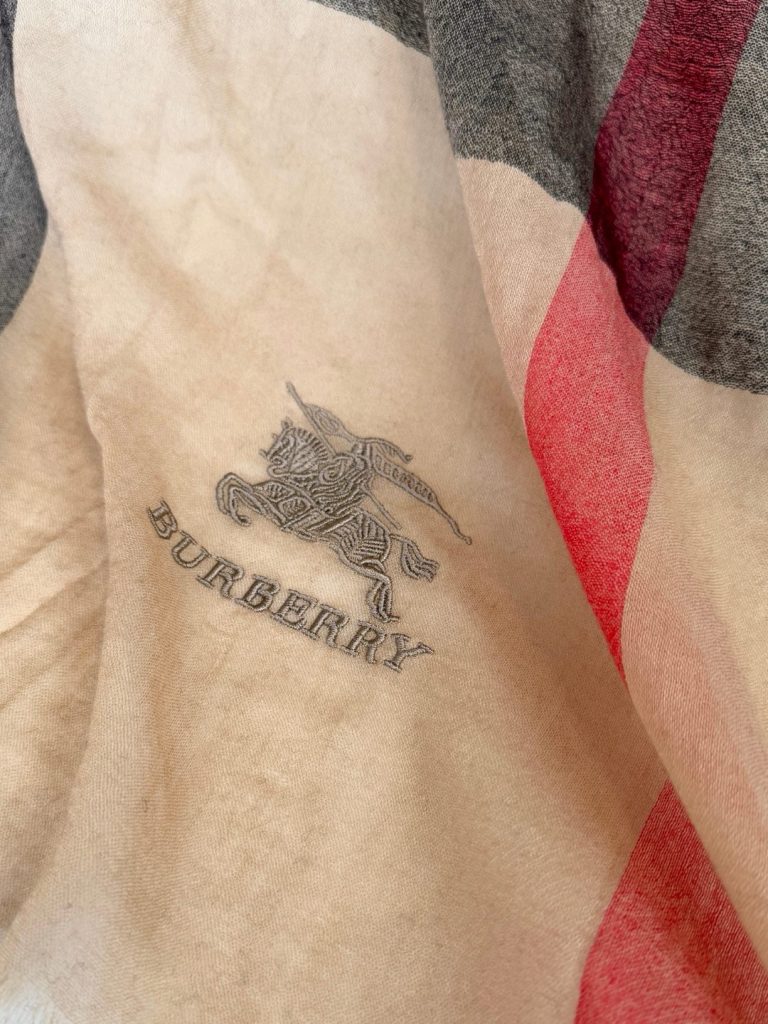 图片[7]-2023年巴宝莉正装系列货 专供旗舰店的vip 💍💍💍顶级苏格兰进口山羊绒 🎆无比的高贵优雅 知性的款式 🎀简洁大气的设计 💯绝对的不是花里胡哨的款式 绒产品可以说是里面最高档次的货品 💋💋好产品要懂得保养 它绝对的是小众产品 不是谁都懂的它的好 ♥️绝对的品味生活的首选搭配 识货者必入。🎀🎀🎀规格90×200，材质，山羊绒-newbee