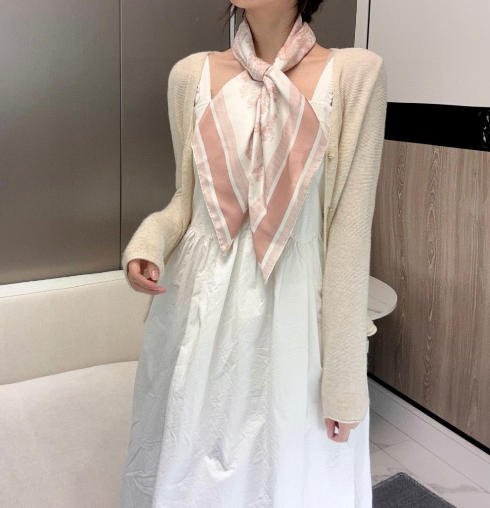 图片[2]-【18mm顶级真丝双面同色丝巾】90 厘米象牙色和海军蓝色桑蚕丝斜纹面料 Sauvage 茹伊这款方巾以经典的 Sauvage 茹伊印花为特色。采用象牙色和海军蓝色桑蚕丝斜纹面料精心制作，饰以手工卷边，点缀以对比鲜明的“CISTIAN ”标志提花条形图案。可系在颈部或作为头巾使用，打造富有 风情的整体造型。象牙色和海军蓝色 Sauvage 茹伊印花对比鲜明的”CISTIAN ”标志条形图案手工卷边100% 桑蚕丝意大利制造💰185 印花方巾-【18mm顶级真丝双面同色丝巾】90 厘米象牙色和海军蓝色桑蚕丝斜纹面料 Sauvage 茹伊这款方巾以经典的 Sauvage 茹伊印花为特色。采用象牙色和海军蓝色桑蚕丝斜纹面料精心制作，饰以手工卷边，点缀以对比鲜明的“CISTIAN ”标志提花条形图案。可系在颈部或作为头巾使用，打造富有 风情的整体造型。象牙色和海军蓝色 Sauvage 茹伊印花对比鲜明的”CISTIAN ”标志条形图案手工卷边100% 桑蚕丝意大利制造-newbee