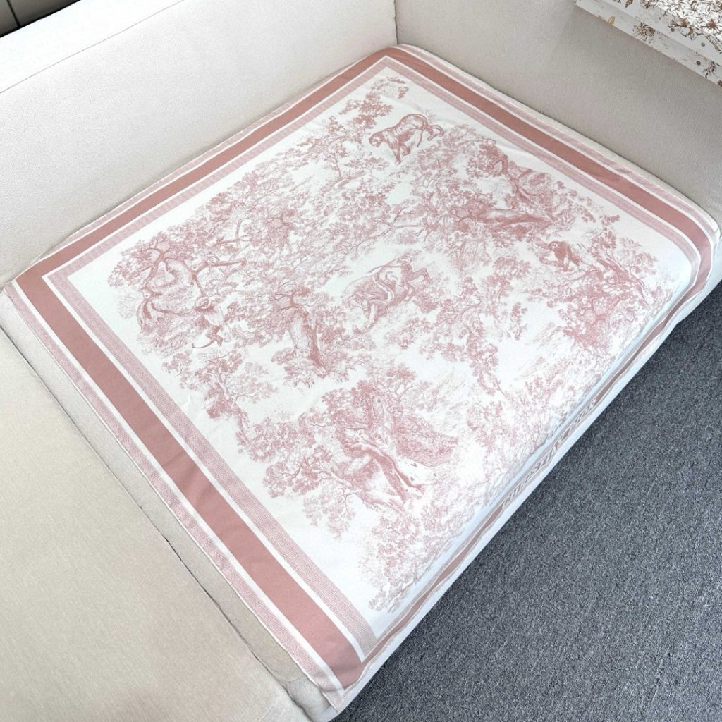 图片[4]-【18mm顶级真丝双面同色丝巾】90 厘米象牙色和海军蓝色桑蚕丝斜纹面料 Sauvage 茹伊这款方巾以经典的 Sauvage 茹伊印花为特色。采用象牙色和海军蓝色桑蚕丝斜纹面料精心制作，饰以手工卷边，点缀以对比鲜明的“CISTIAN ”标志提花条形图案。可系在颈部或作为头巾使用，打造富有 风情的整体造型。象牙色和海军蓝色 Sauvage 茹伊印花对比鲜明的”CISTIAN ”标志条形图案手工卷边100% 桑蚕丝意大利制造💰185 印花方巾-【18mm顶级真丝双面同色丝巾】90 厘米象牙色和海军蓝色桑蚕丝斜纹面料 Sauvage 茹伊这款方巾以经典的 Sauvage 茹伊印花为特色。采用象牙色和海军蓝色桑蚕丝斜纹面料精心制作，饰以手工卷边，点缀以对比鲜明的“CISTIAN ”标志提花条形图案。可系在颈部或作为头巾使用，打造富有 风情的整体造型。象牙色和海军蓝色 Sauvage 茹伊印花对比鲜明的”CISTIAN ”标志条形图案手工卷边100% 桑蚕丝意大利制造-newbee