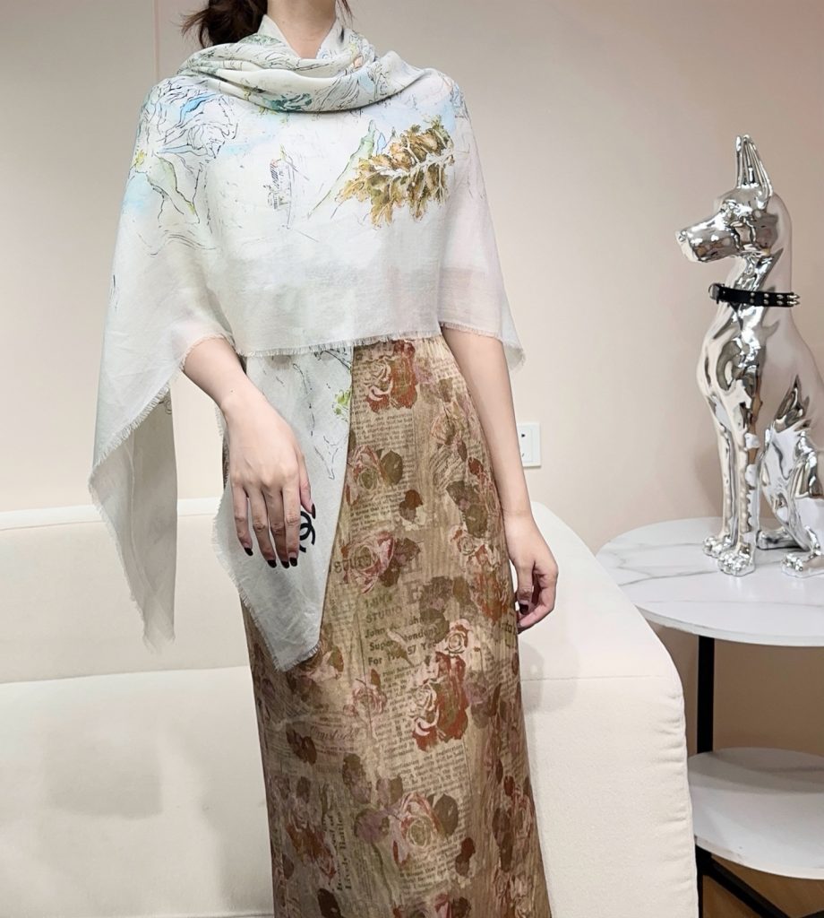 图片[3]-CHANEL 塔尖的单品 ，25秋冬高级手工坊系列作品梦幻而极具电影感，灵感来自嘉柏丽尔·香奈儿收藏的中国乌木漆面屏风。在她巴黎康朋街31号私人寓所书房内的一面屏风上，描绘着杭州的风光与传奇西湖的全景。去年12月，本系列发布会于杭州西湖举行，邀请我们踏上一段梦幻的旅程。成份:70%羊毛，30%羊绒尺寸:140x140cm-newbee