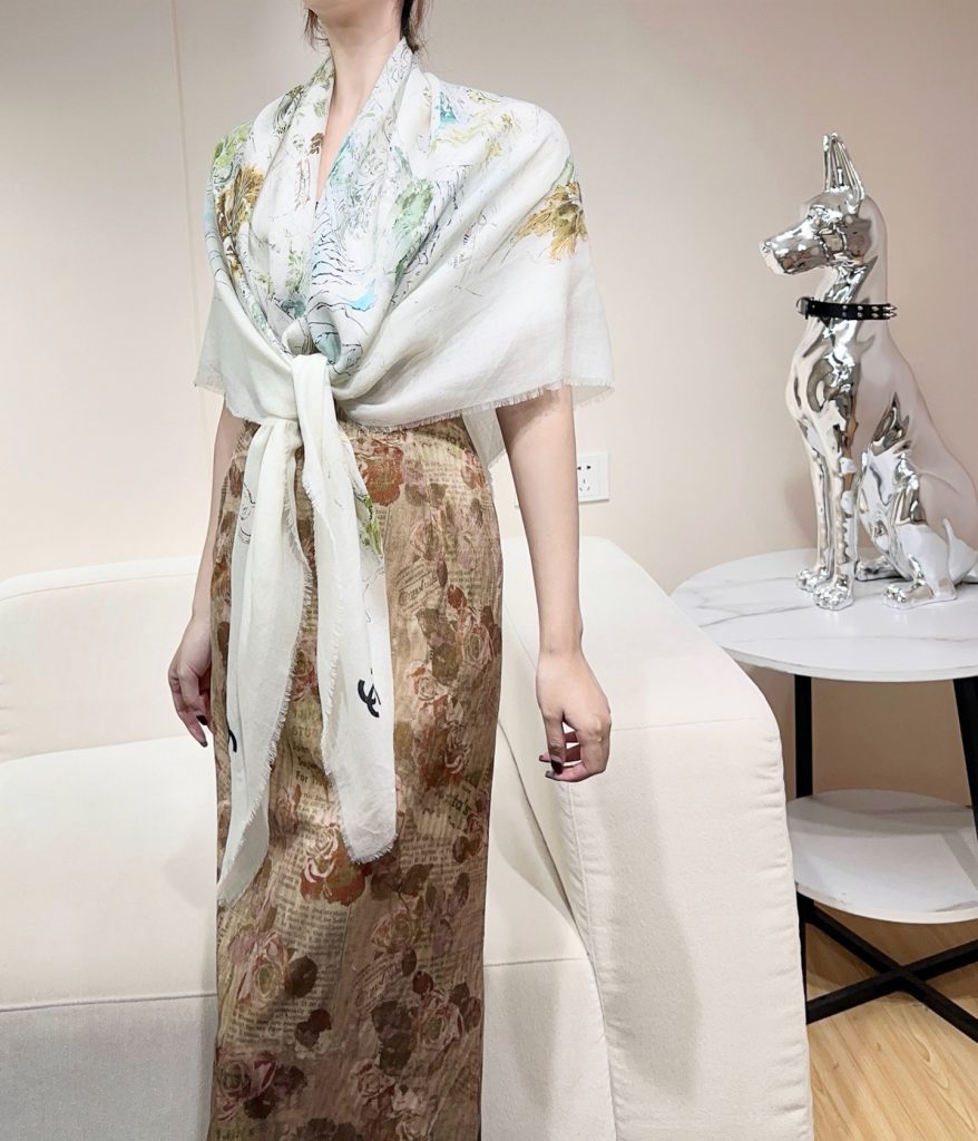 CHANEL 塔尖的单品 ，25秋冬高级手工坊系列作品梦幻而极具电影感，灵感来自嘉柏丽尔·香奈儿收藏的中国乌木漆面屏风。在她巴黎康朋街31号私人寓所书房内的一面屏风上，描绘着杭州的风光与传奇西湖的全景。去年12月，本系列发布会于杭州西湖举行，邀请我们踏上一段梦幻的旅程。成份:70%羊毛，30%羊绒尺寸:140x140cm-newbee
