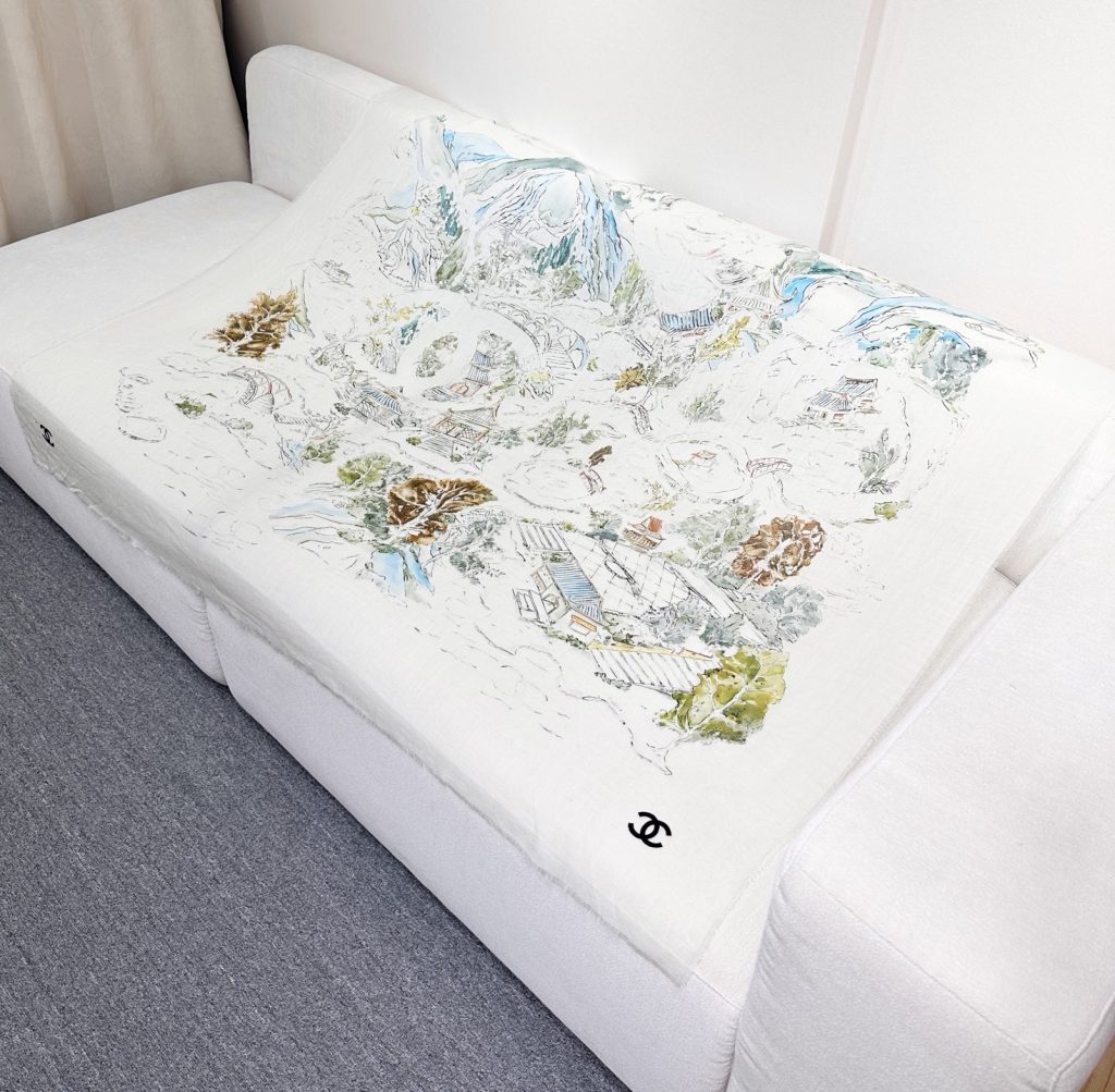 图片[4]-CHANEL 塔尖的单品 ，25秋冬高级手工坊系列作品梦幻而极具电影感，灵感来自嘉柏丽尔·香奈儿收藏的中国乌木漆面屏风。在她巴黎康朋街31号私人寓所书房内的一面屏风上，描绘着杭州的风光与传奇西湖的全景。去年12月，本系列发布会于杭州西湖举行，邀请我们踏上一段梦幻的旅程。成份:70%羊毛，30%羊绒尺寸:140x140cm-newbee